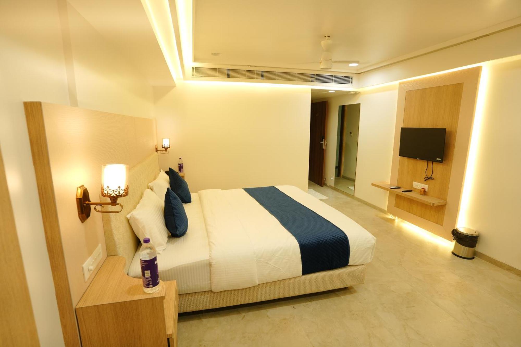 Hotel 6 Seasons, Koregoan Park, Пюн Екстериор снимка