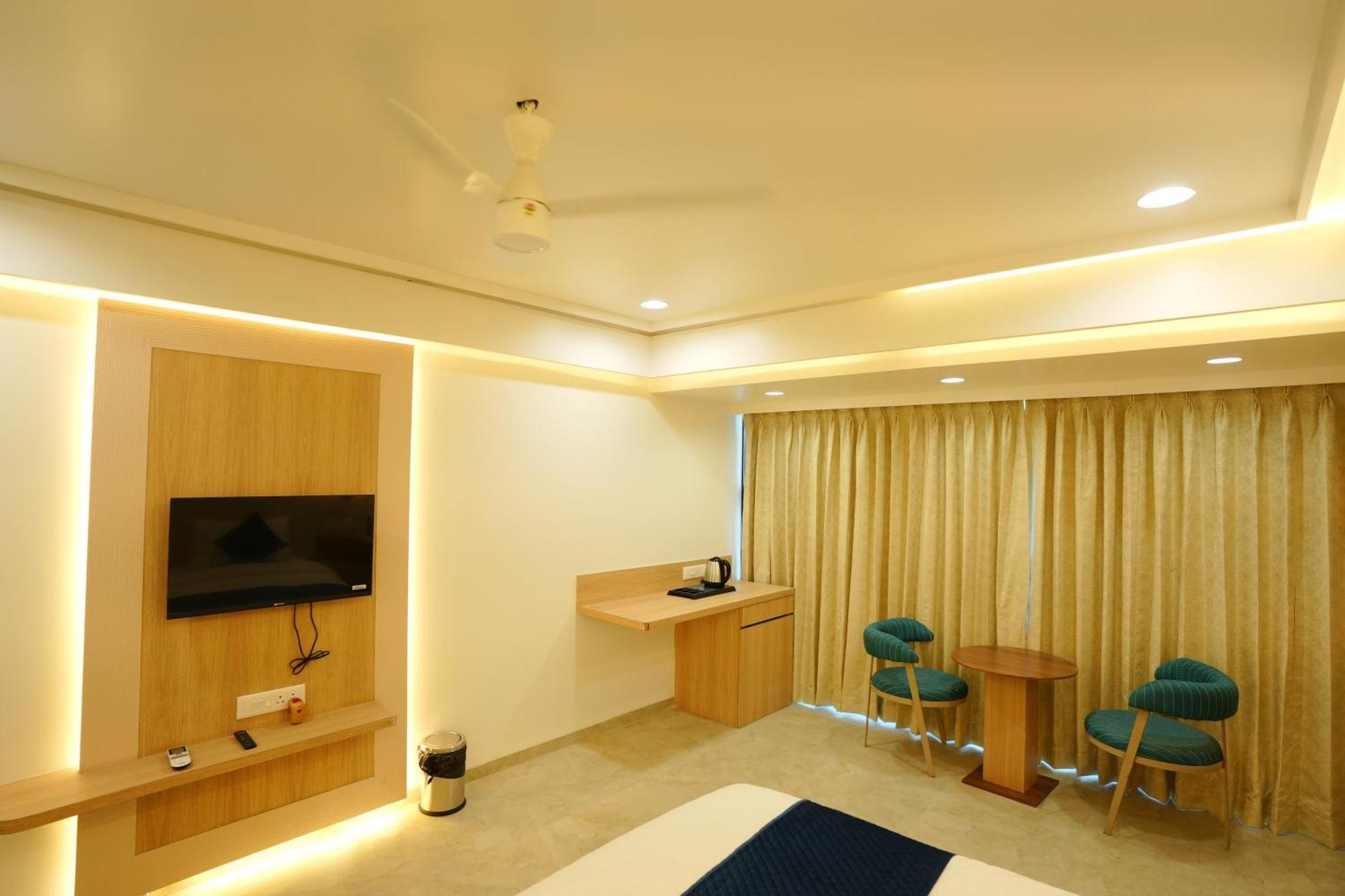 Hotel 6 Seasons, Koregoan Park, Пюн Екстериор снимка