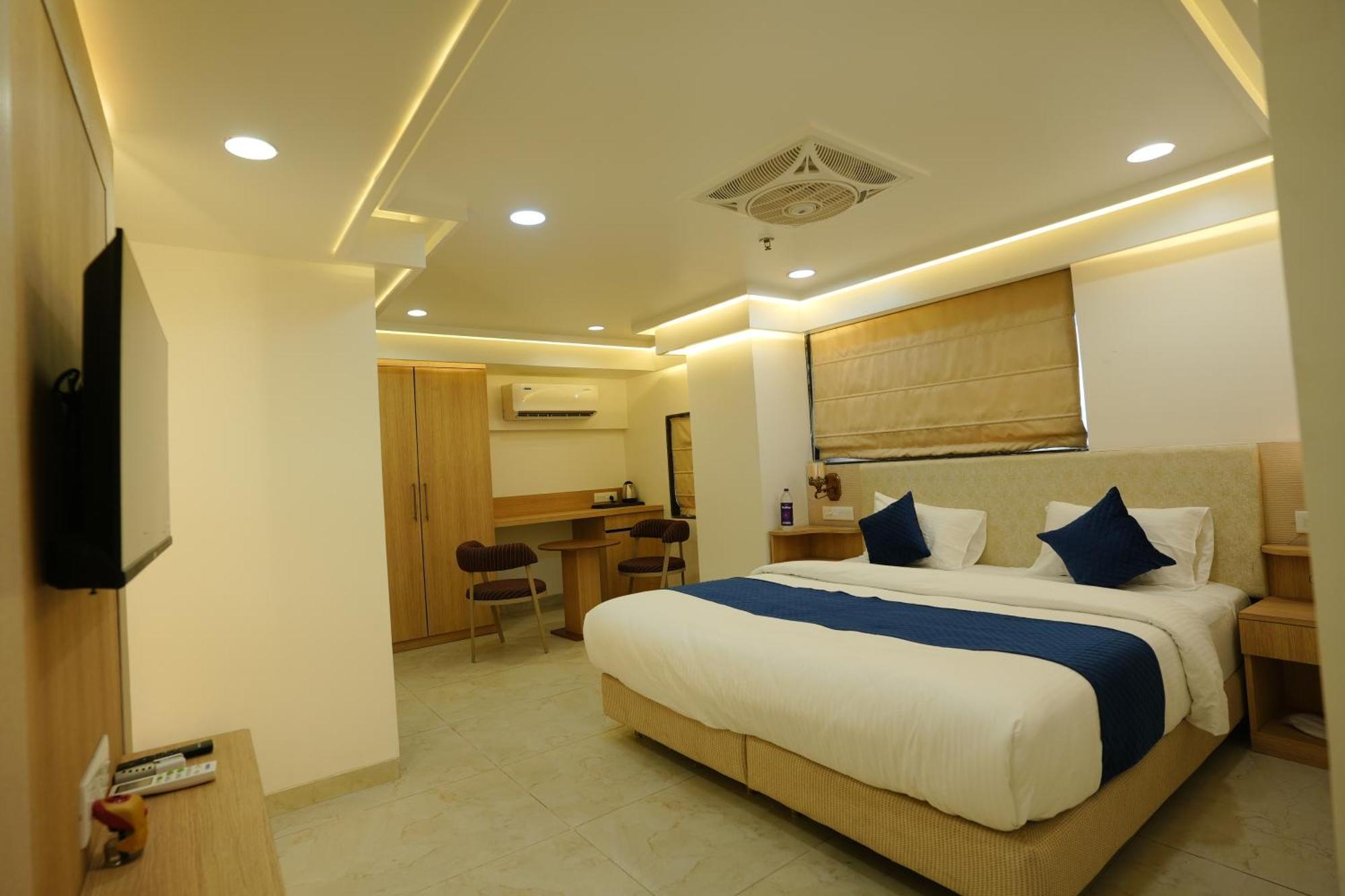 Hotel 6 Seasons, Koregoan Park, Пюн Екстериор снимка