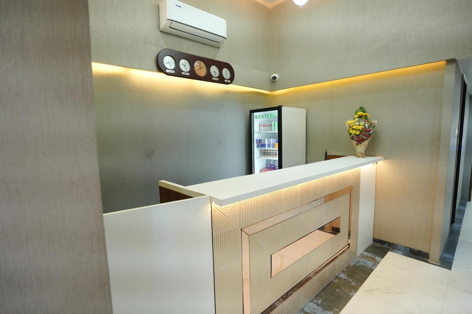 Hotel 6 Seasons, Koregoan Park, Пюн Екстериор снимка