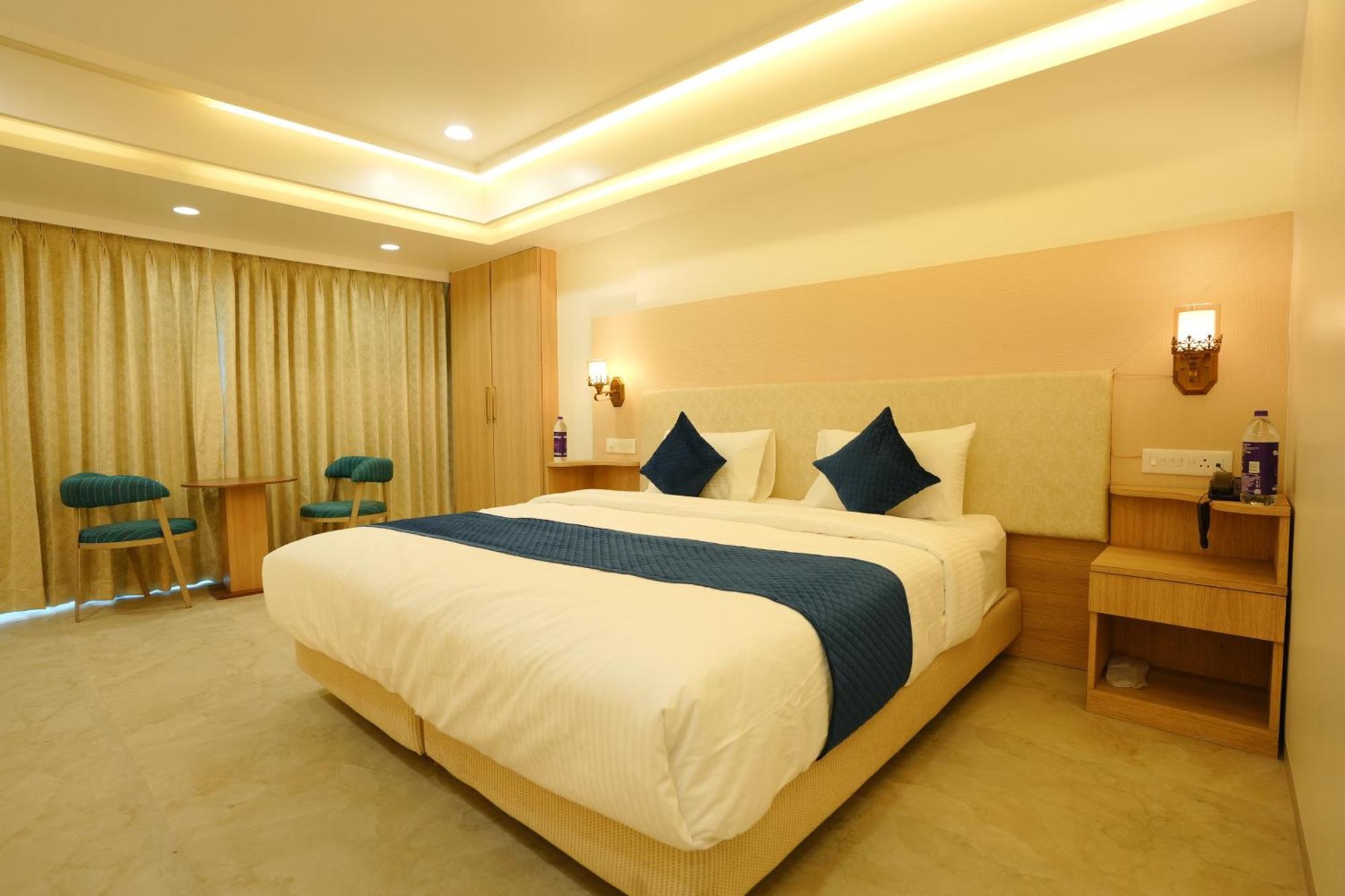 Hotel 6 Seasons, Koregoan Park, Пюн Екстериор снимка