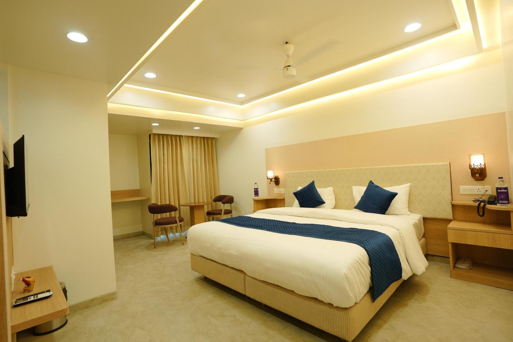 Hotel 6 Seasons, Koregoan Park, Пюн Екстериор снимка