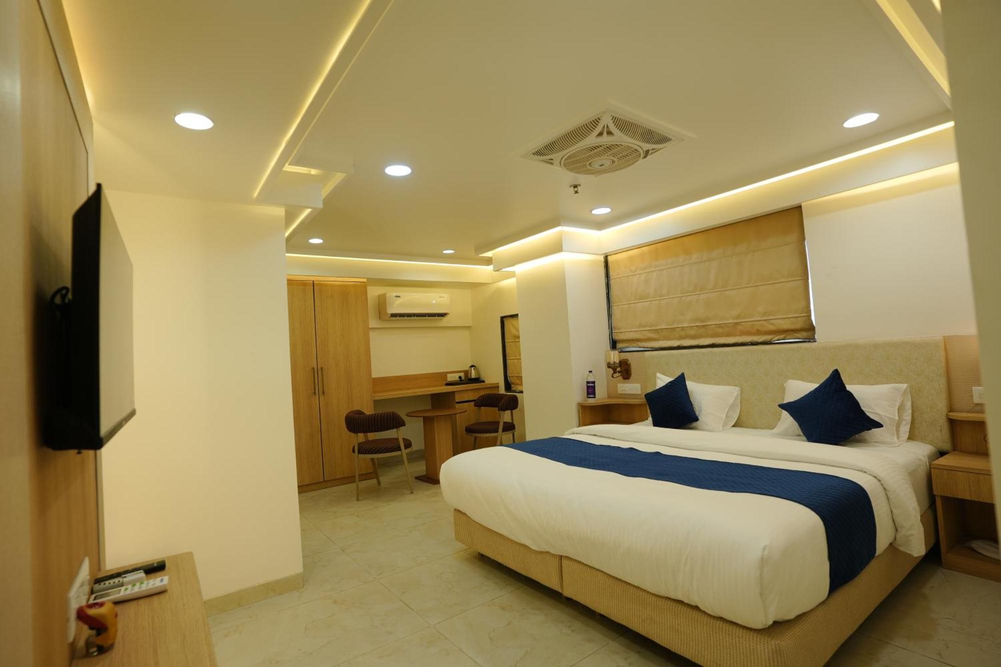 Hotel 6 Seasons, Koregoan Park, Пюн Екстериор снимка