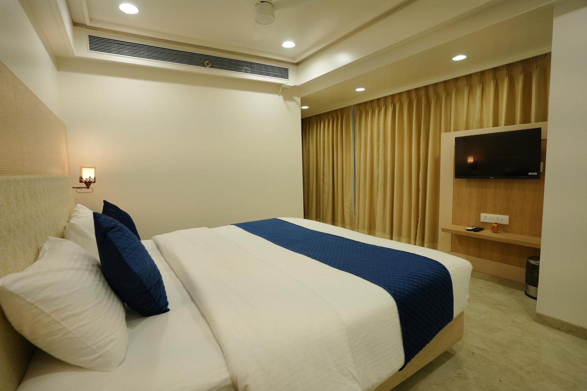 Hotel 6 Seasons, Koregoan Park, Пюн Екстериор снимка