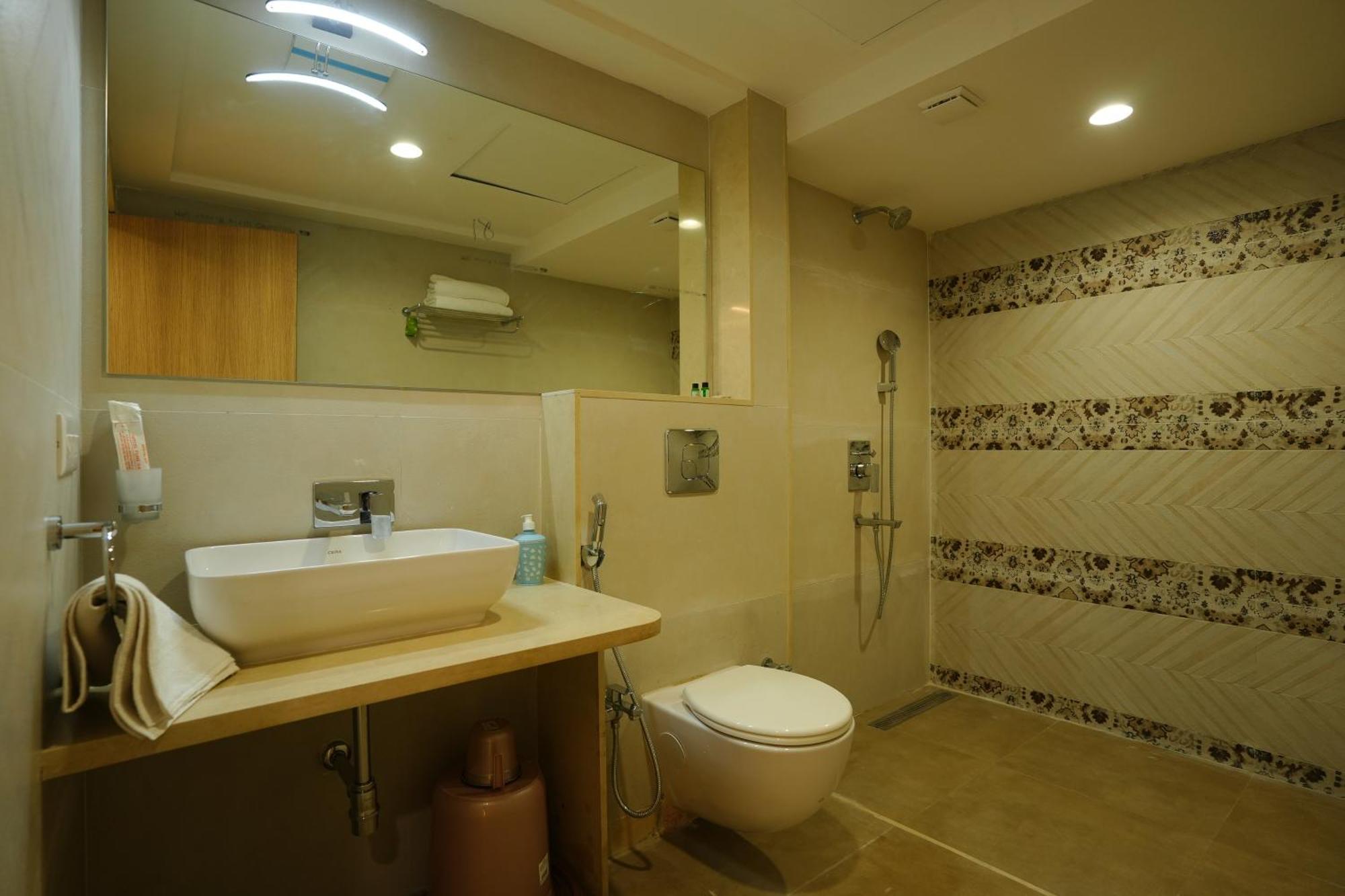 Hotel 6 Seasons, Koregoan Park, Пюн Екстериор снимка