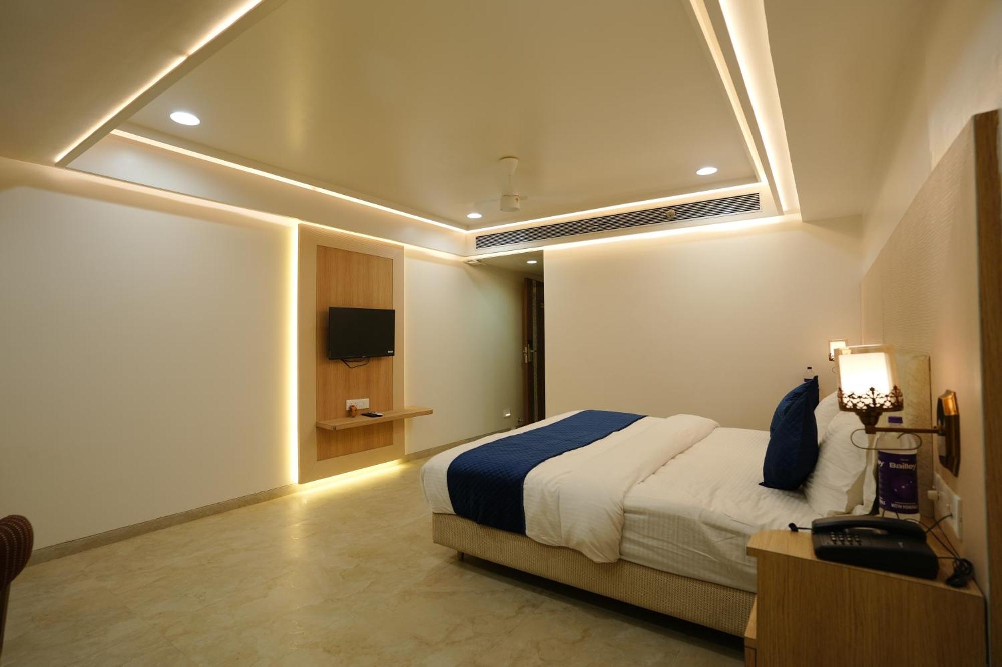Hotel 6 Seasons, Koregoan Park, Пюн Екстериор снимка
