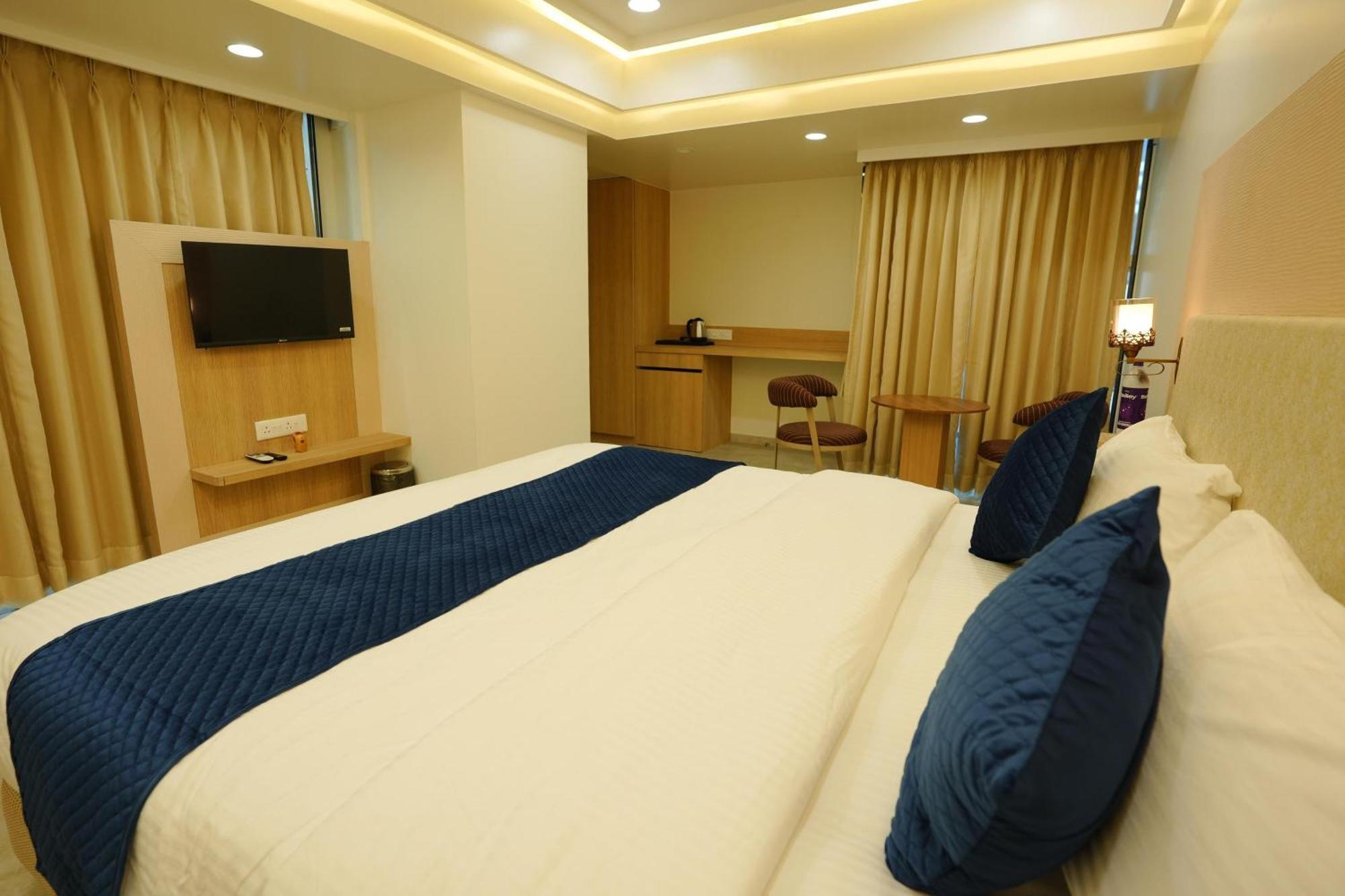 Hotel 6 Seasons, Koregoan Park, Пюн Екстериор снимка