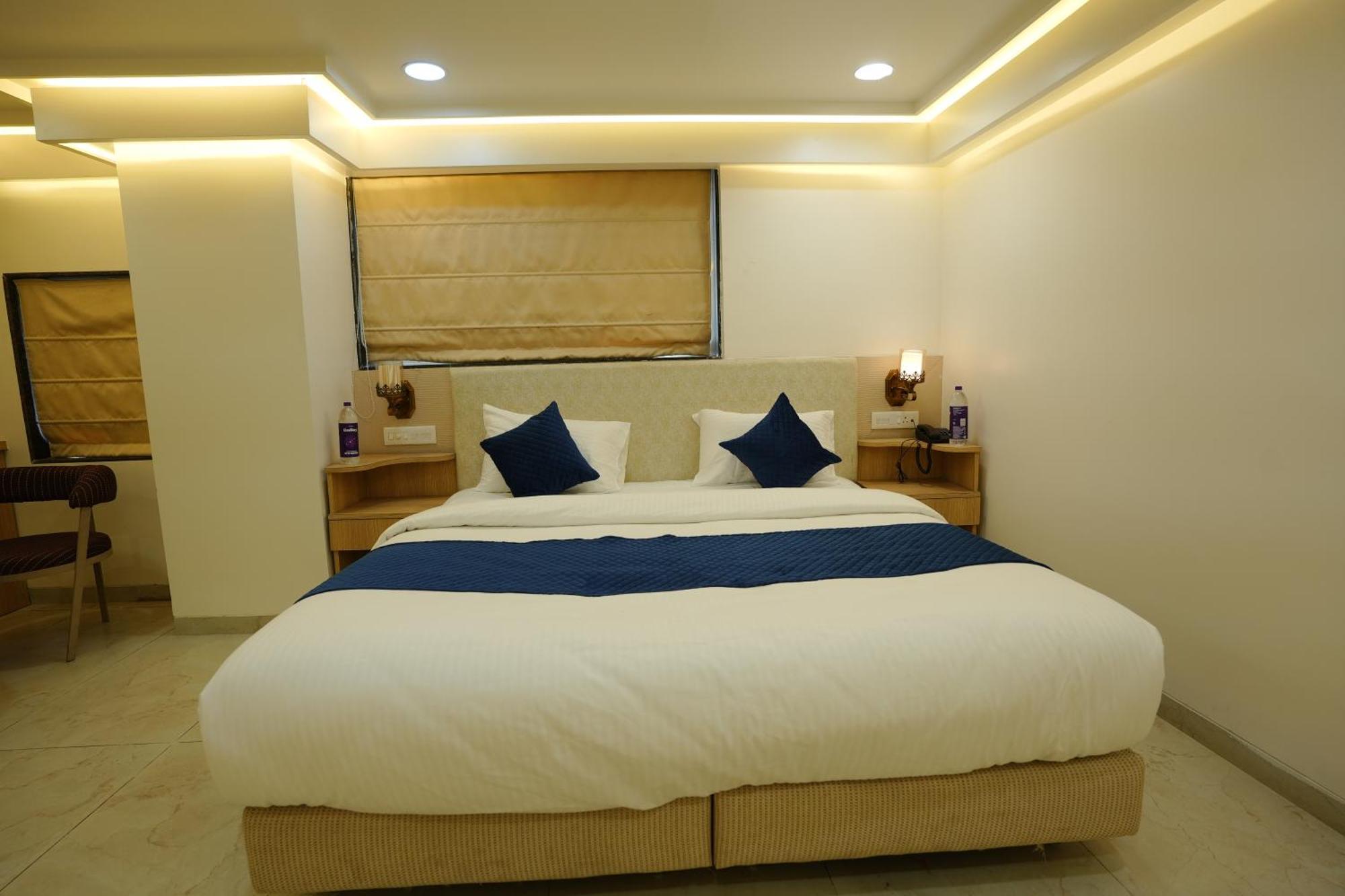 Hotel 6 Seasons, Koregoan Park, Пюн Екстериор снимка