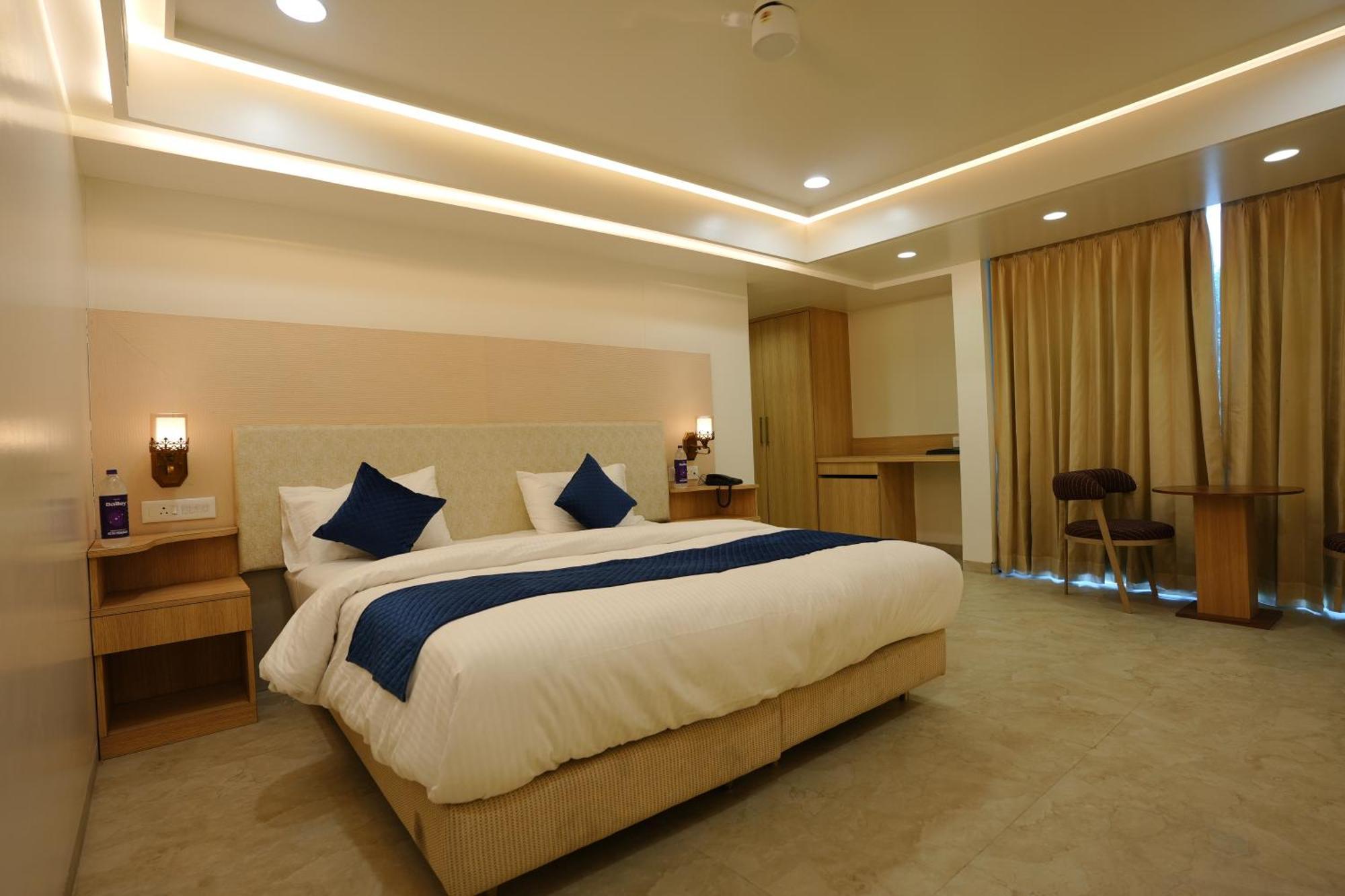 Hotel 6 Seasons, Koregoan Park, Пюн Екстериор снимка