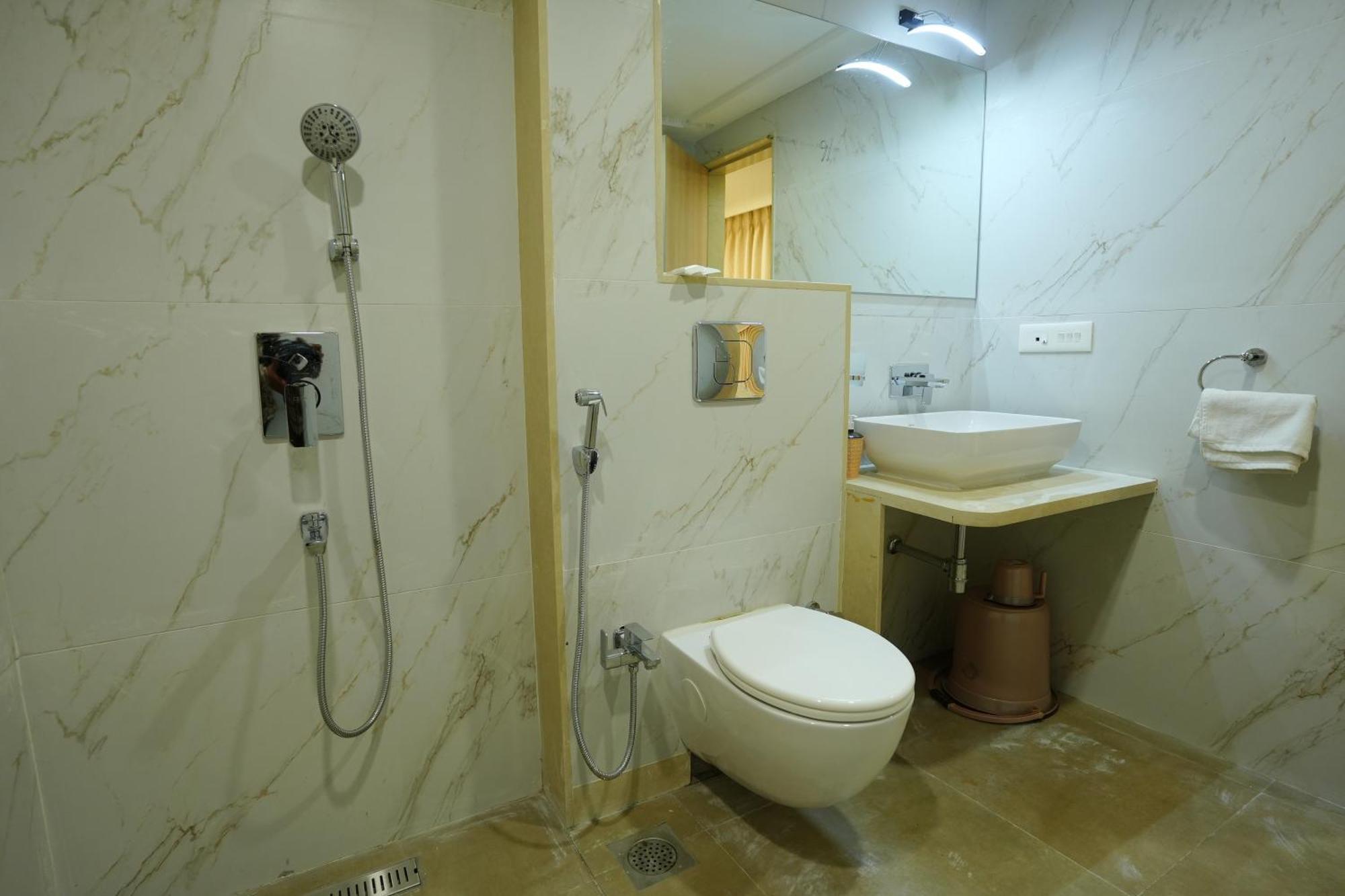 Hotel 6 Seasons, Koregoan Park, Пюн Екстериор снимка