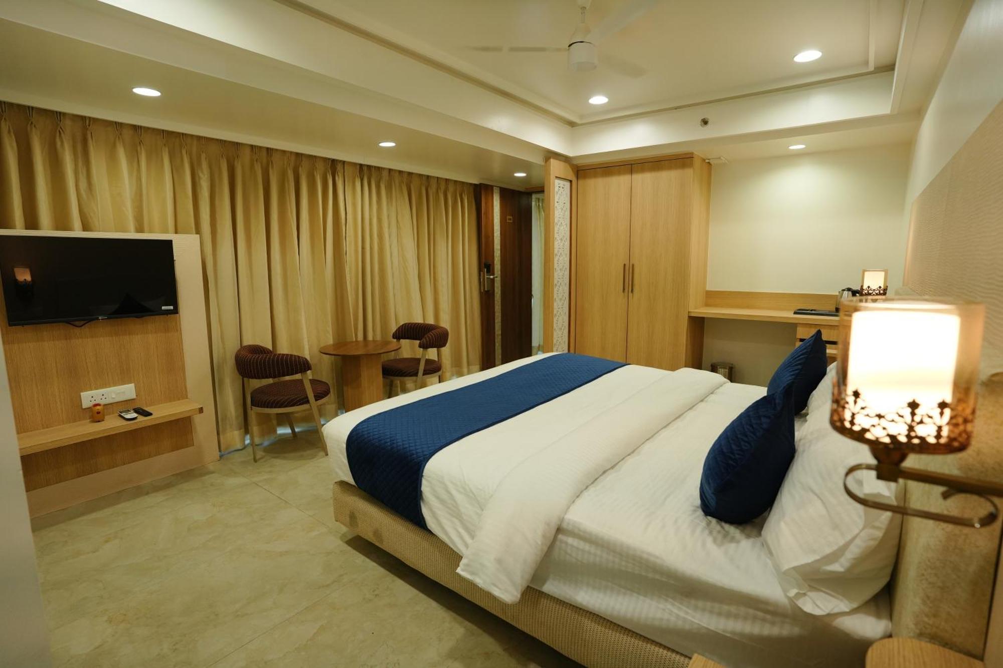 Hotel 6 Seasons, Koregoan Park, Пюн Екстериор снимка