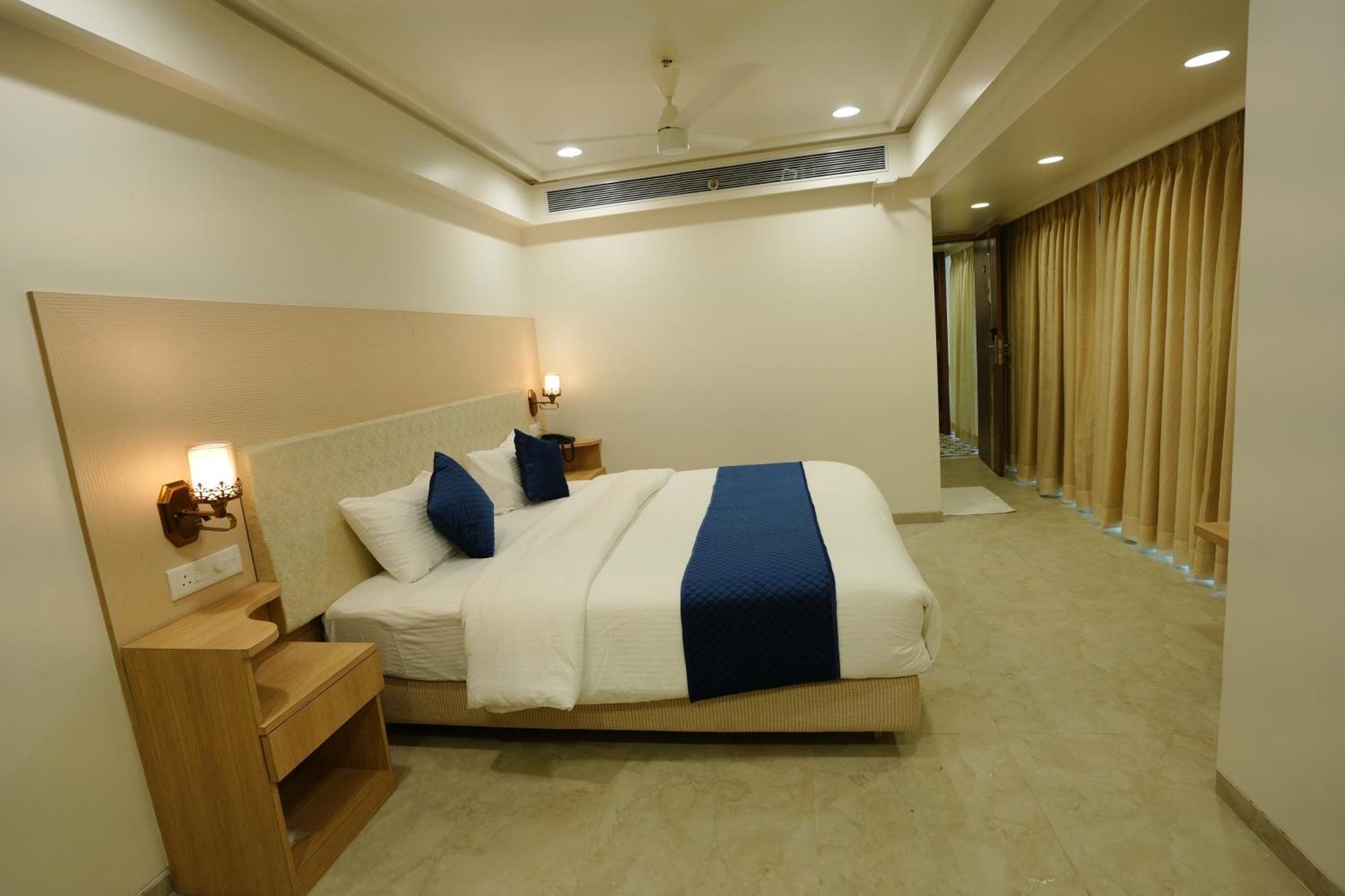 Hotel 6 Seasons, Koregoan Park, Пюн Екстериор снимка