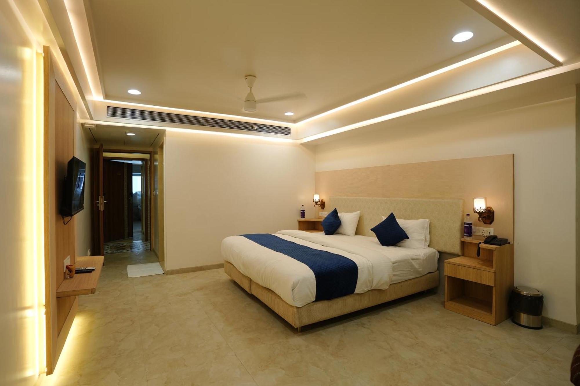 Hotel 6 Seasons, Koregoan Park, Пюн Екстериор снимка