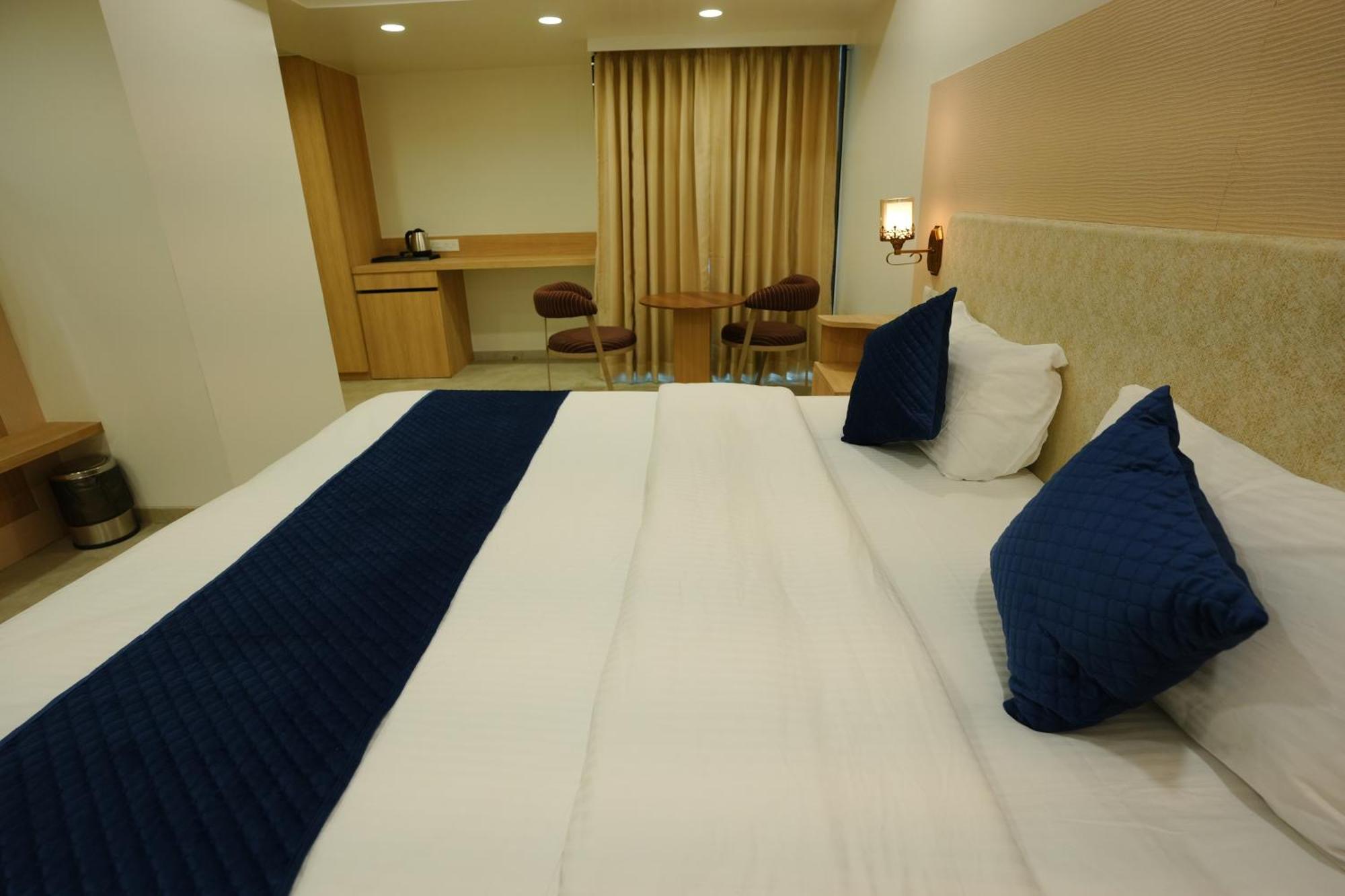 Hotel 6 Seasons, Koregoan Park, Пюн Екстериор снимка