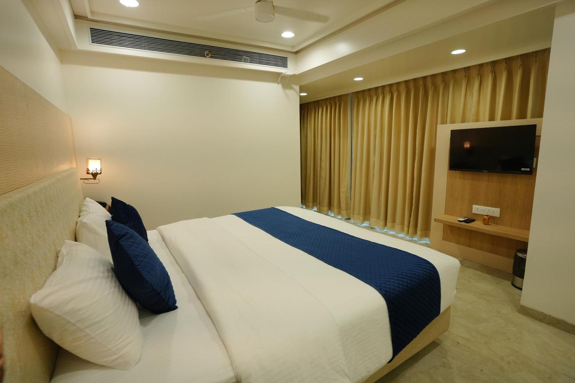 Hotel 6 Seasons, Koregoan Park, Пюн Екстериор снимка