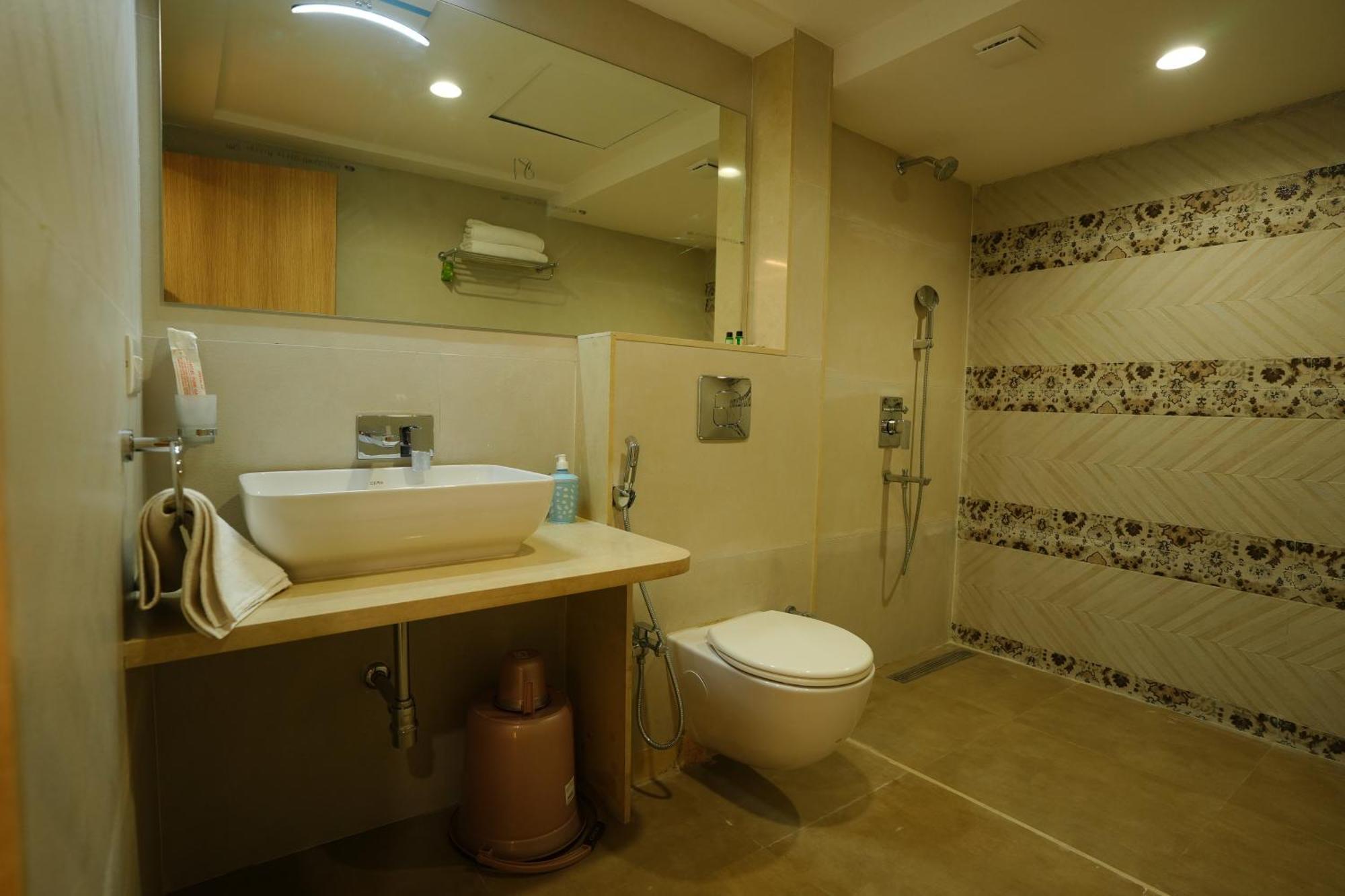 Hotel 6 Seasons, Koregoan Park, Пюн Екстериор снимка