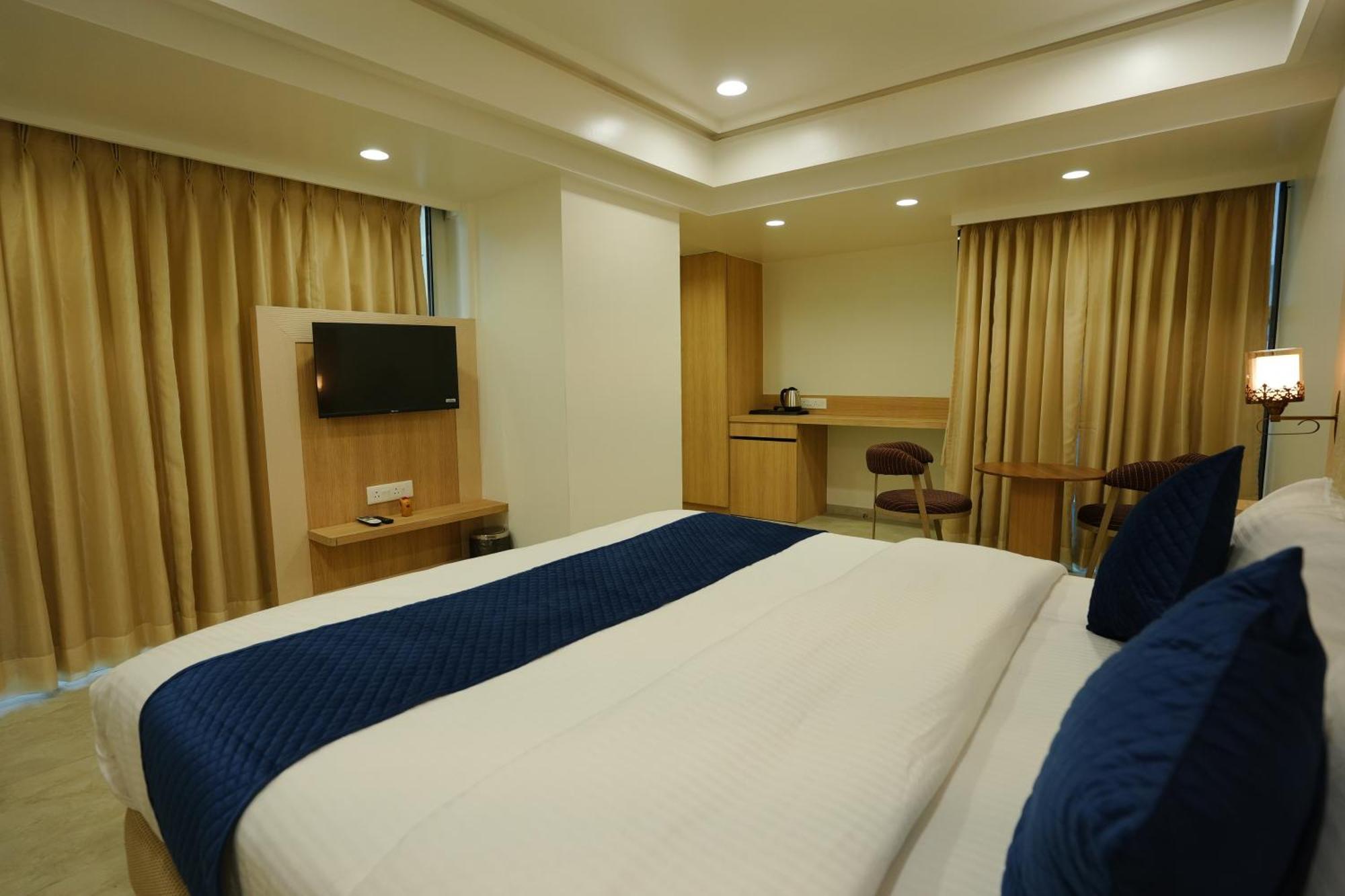 Hotel 6 Seasons, Koregoan Park, Пюн Екстериор снимка