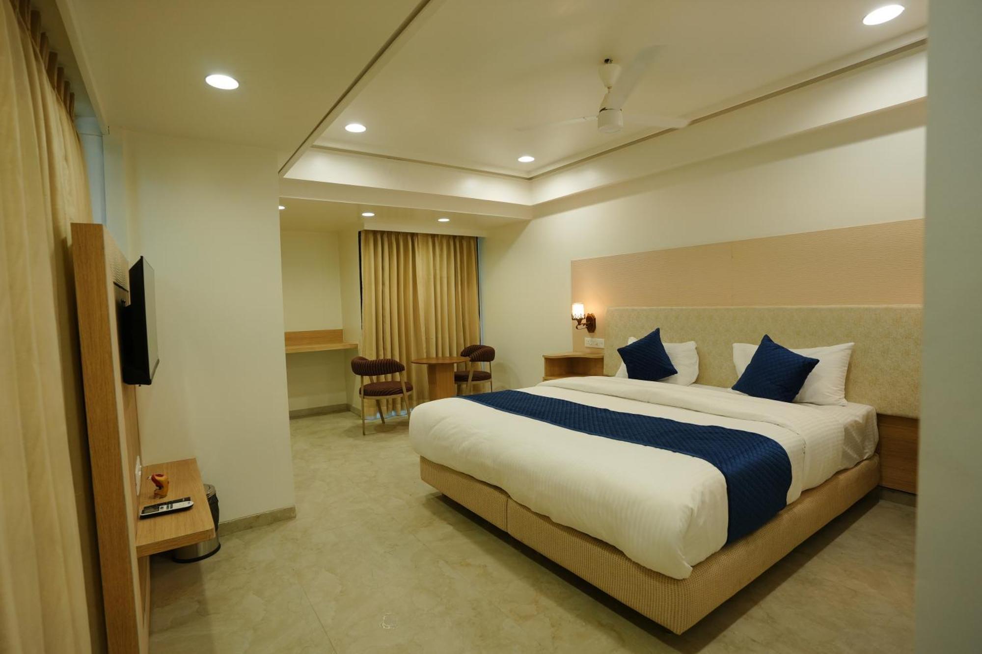 Hotel 6 Seasons, Koregoan Park, Пюн Екстериор снимка