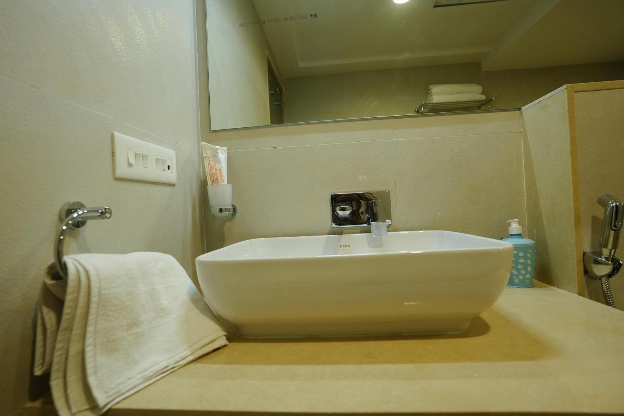 Hotel 6 Seasons, Koregoan Park, Пюн Екстериор снимка
