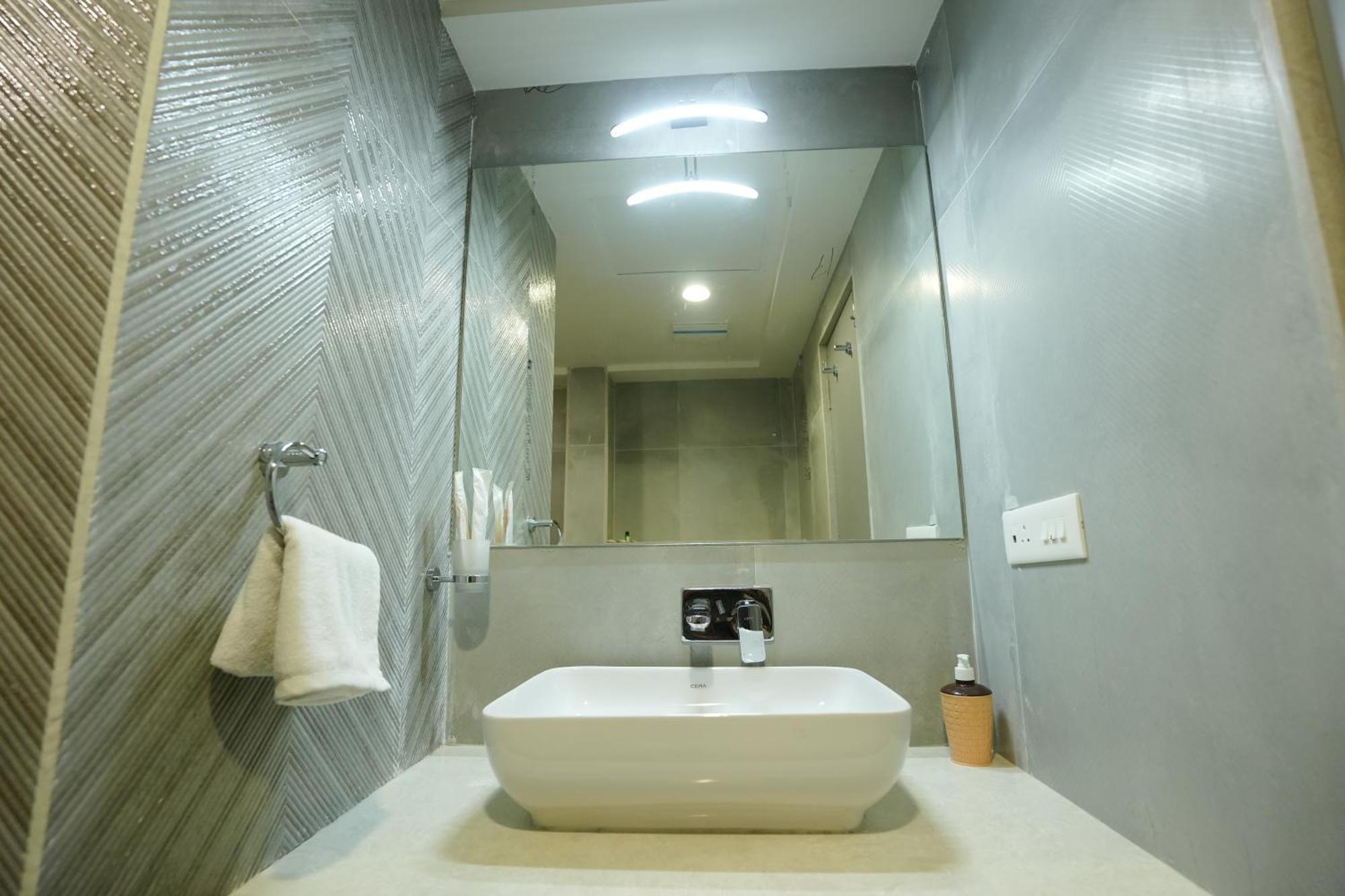 Hotel 6 Seasons, Koregoan Park, Пюн Екстериор снимка