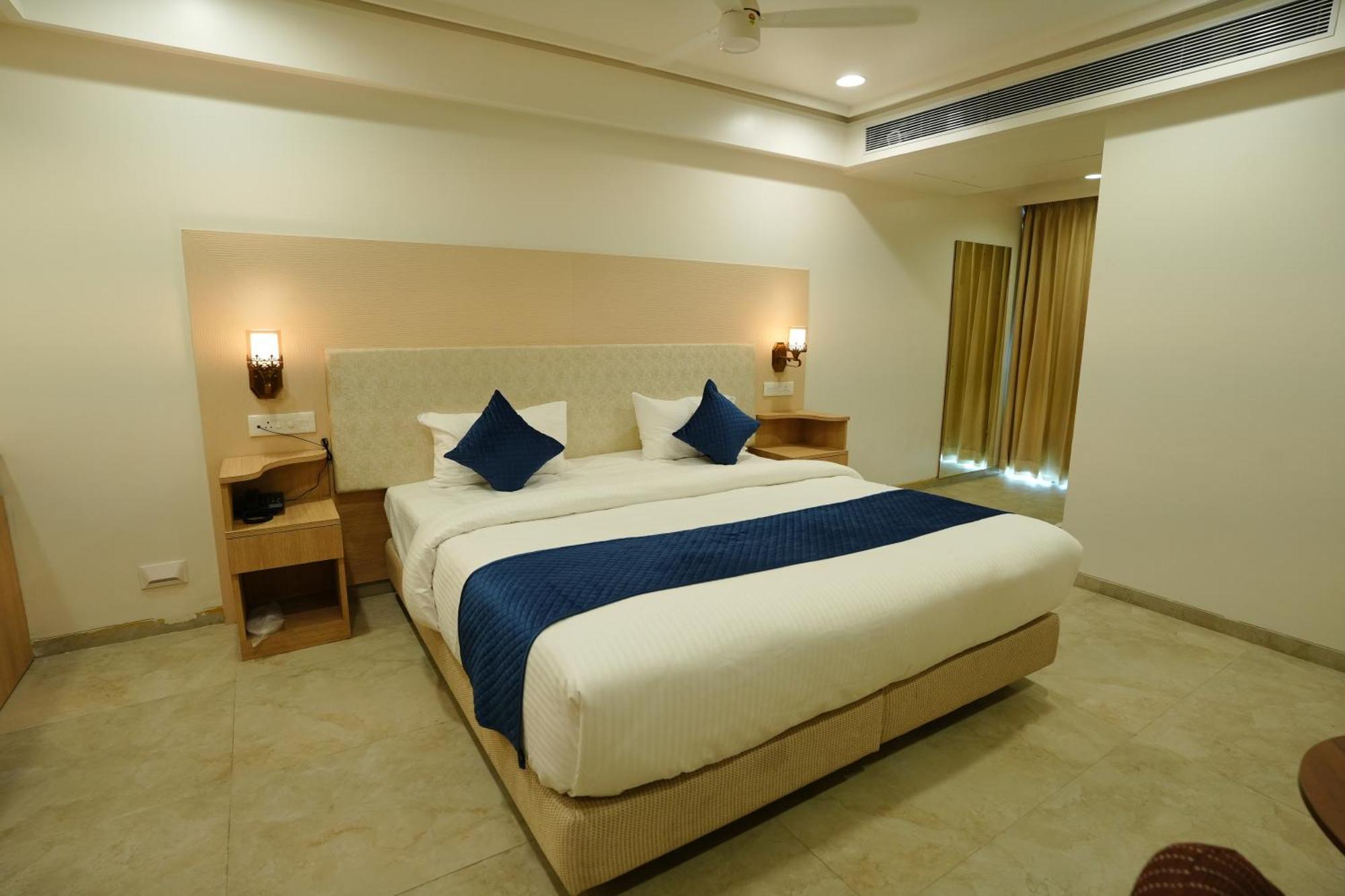 Hotel 6 Seasons, Koregoan Park, Пюн Екстериор снимка