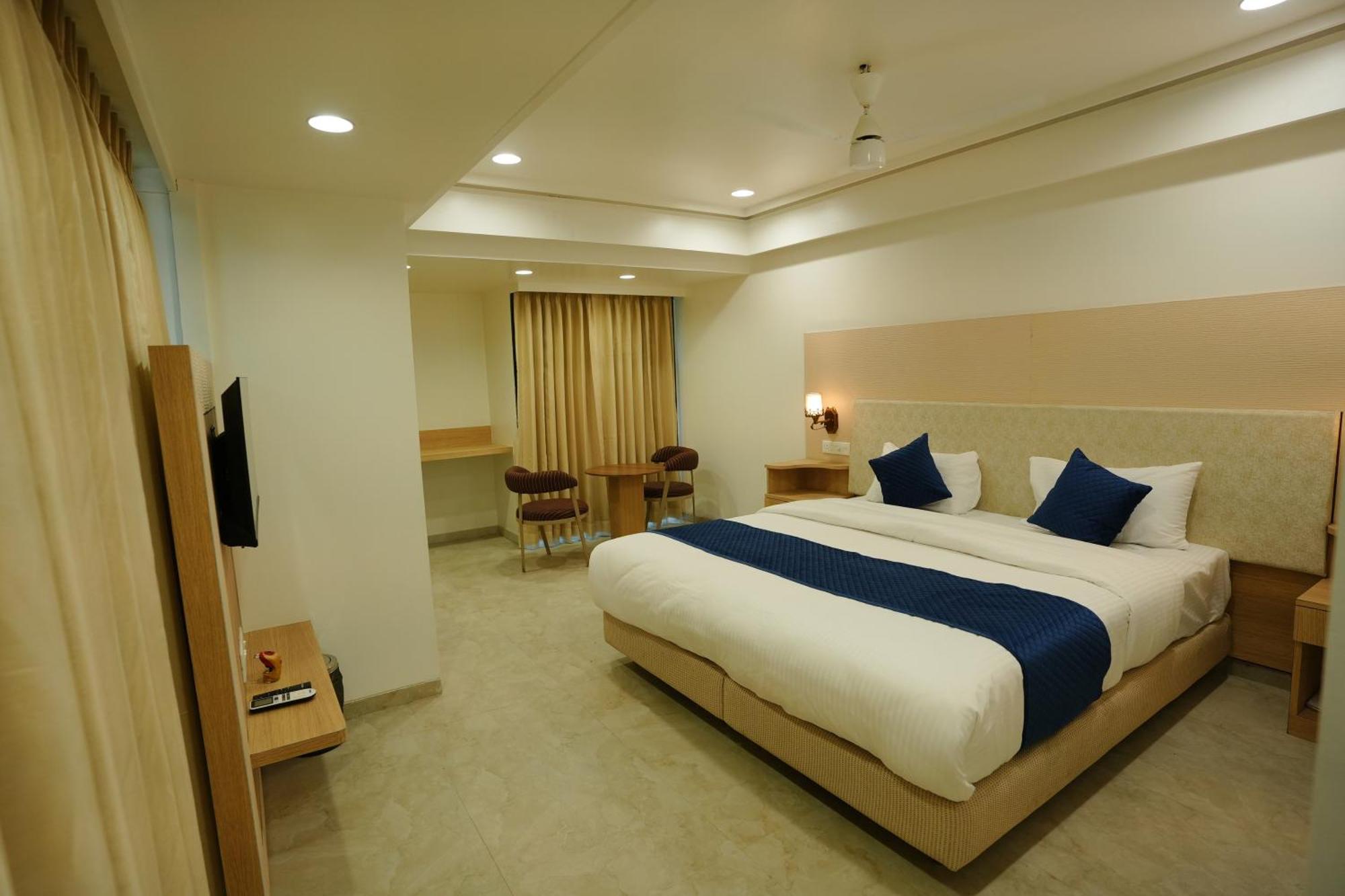 Hotel 6 Seasons, Koregoan Park, Пюн Екстериор снимка