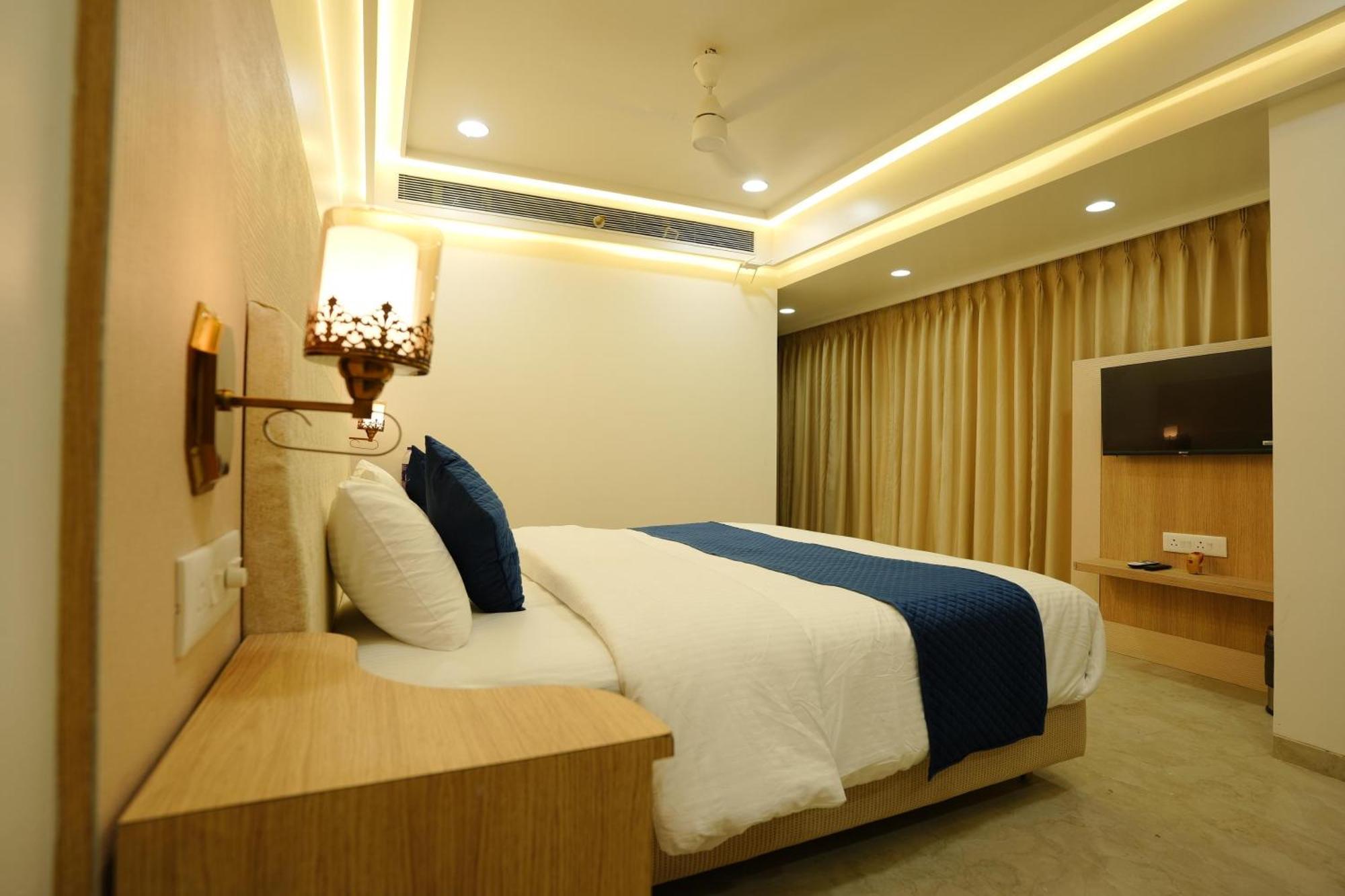Hotel 6 Seasons, Koregoan Park, Пюн Екстериор снимка