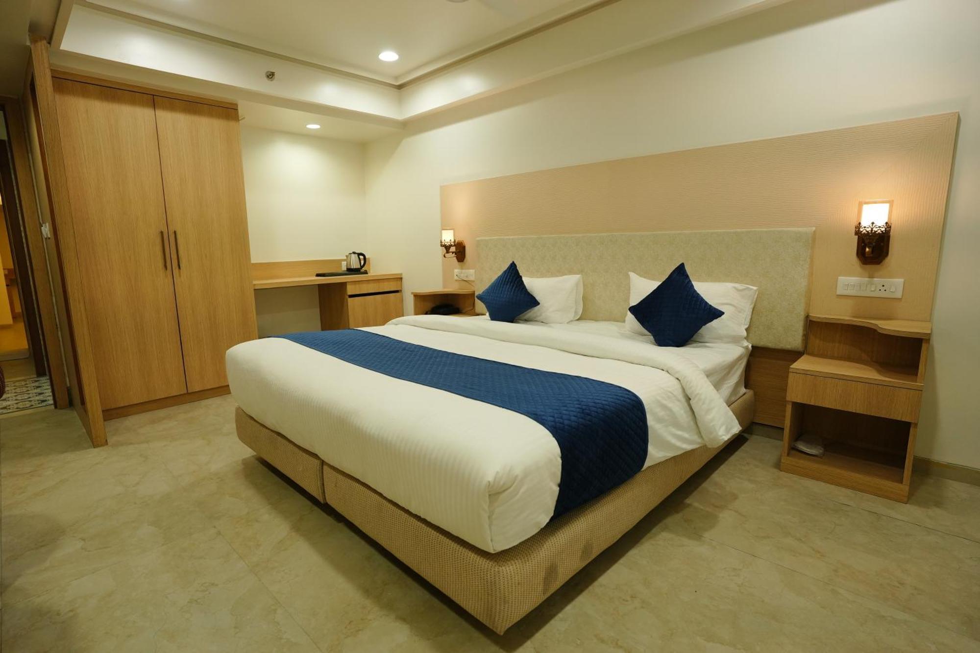 Hotel 6 Seasons, Koregoan Park, Пюн Екстериор снимка