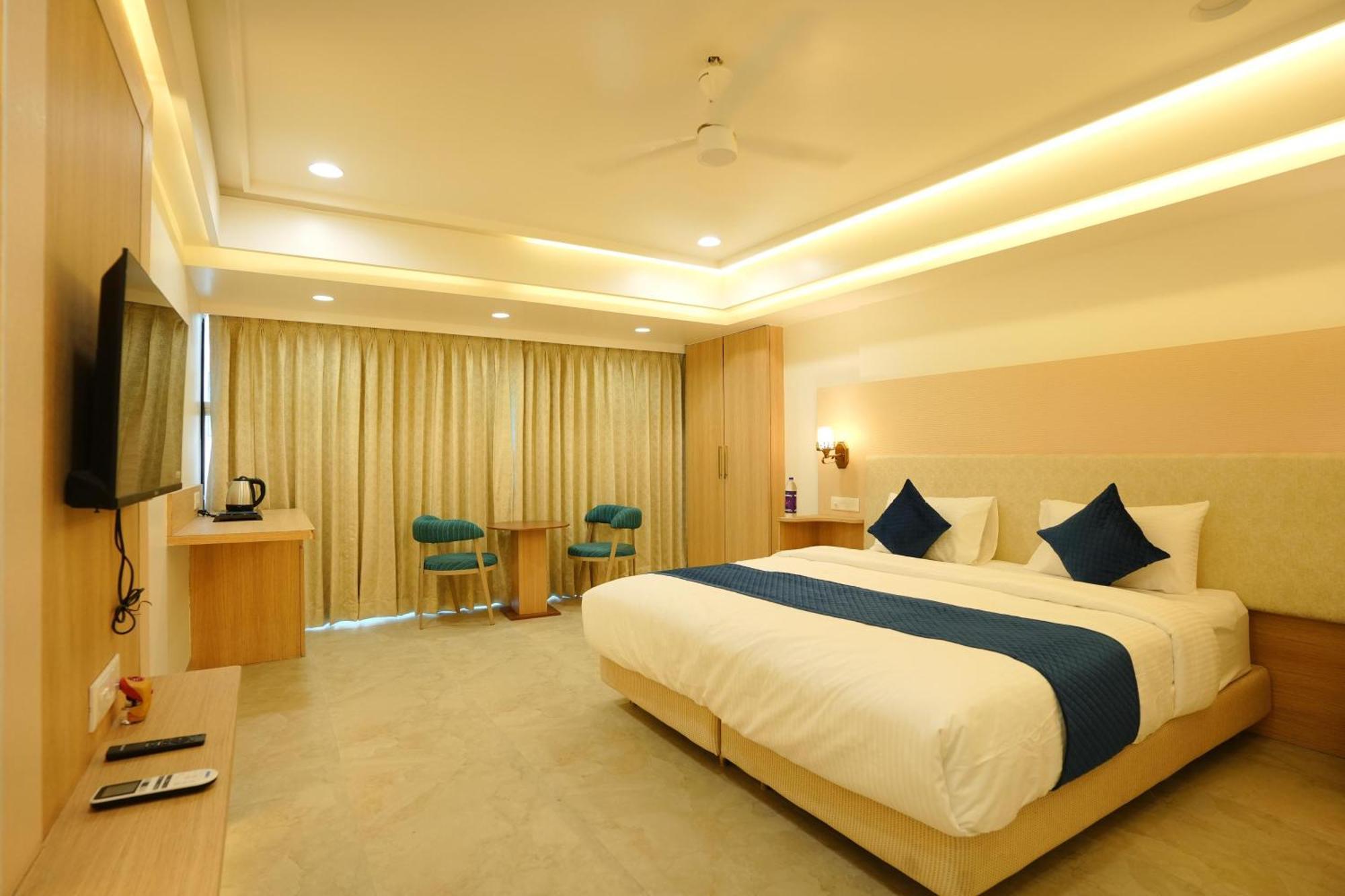 Hotel 6 Seasons, Koregoan Park, Пюн Екстериор снимка