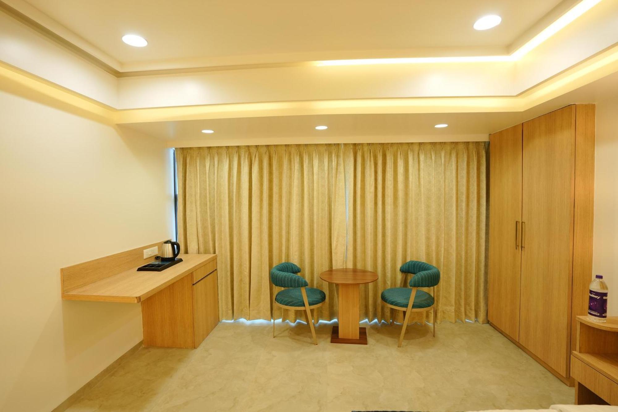 Hotel 6 Seasons, Koregoan Park, Пюн Екстериор снимка