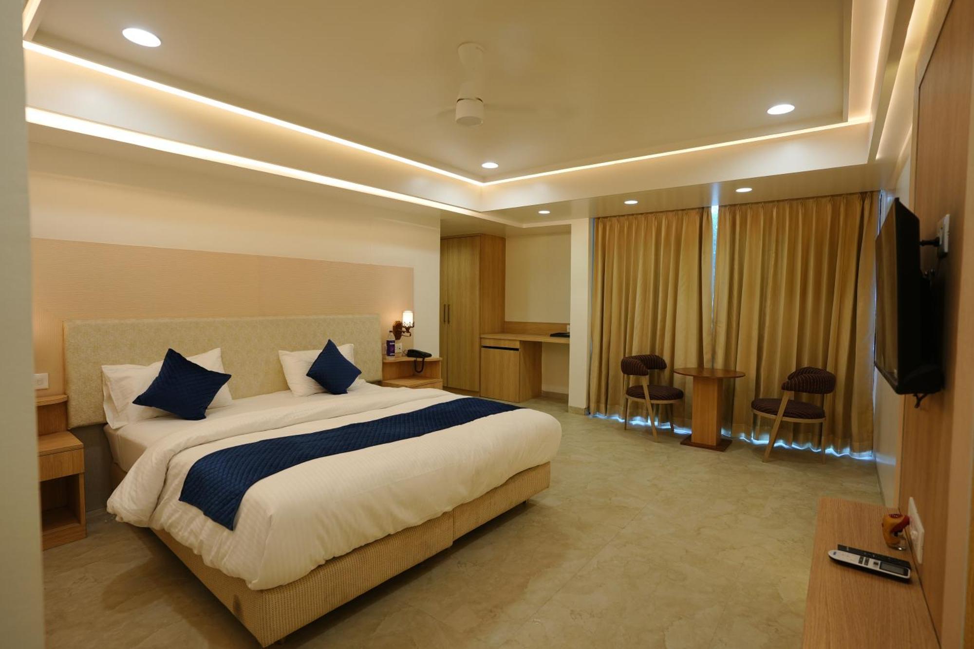 Hotel 6 Seasons, Koregoan Park, Пюн Екстериор снимка