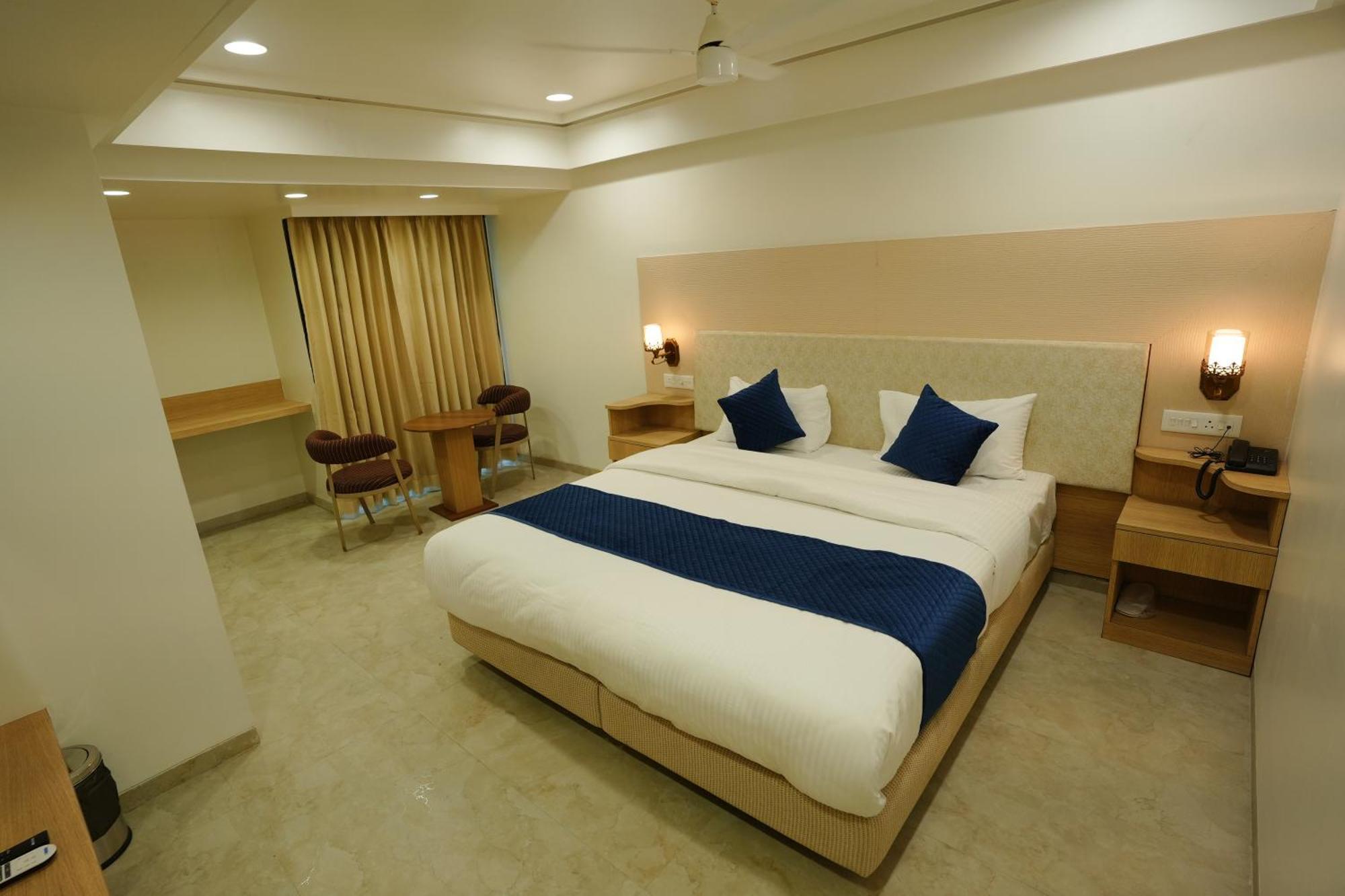 Hotel 6 Seasons, Koregoan Park, Пюн Екстериор снимка