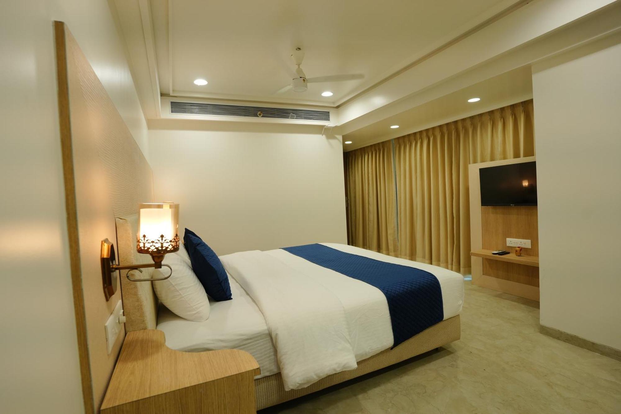 Hotel 6 Seasons, Koregoan Park, Пюн Екстериор снимка
