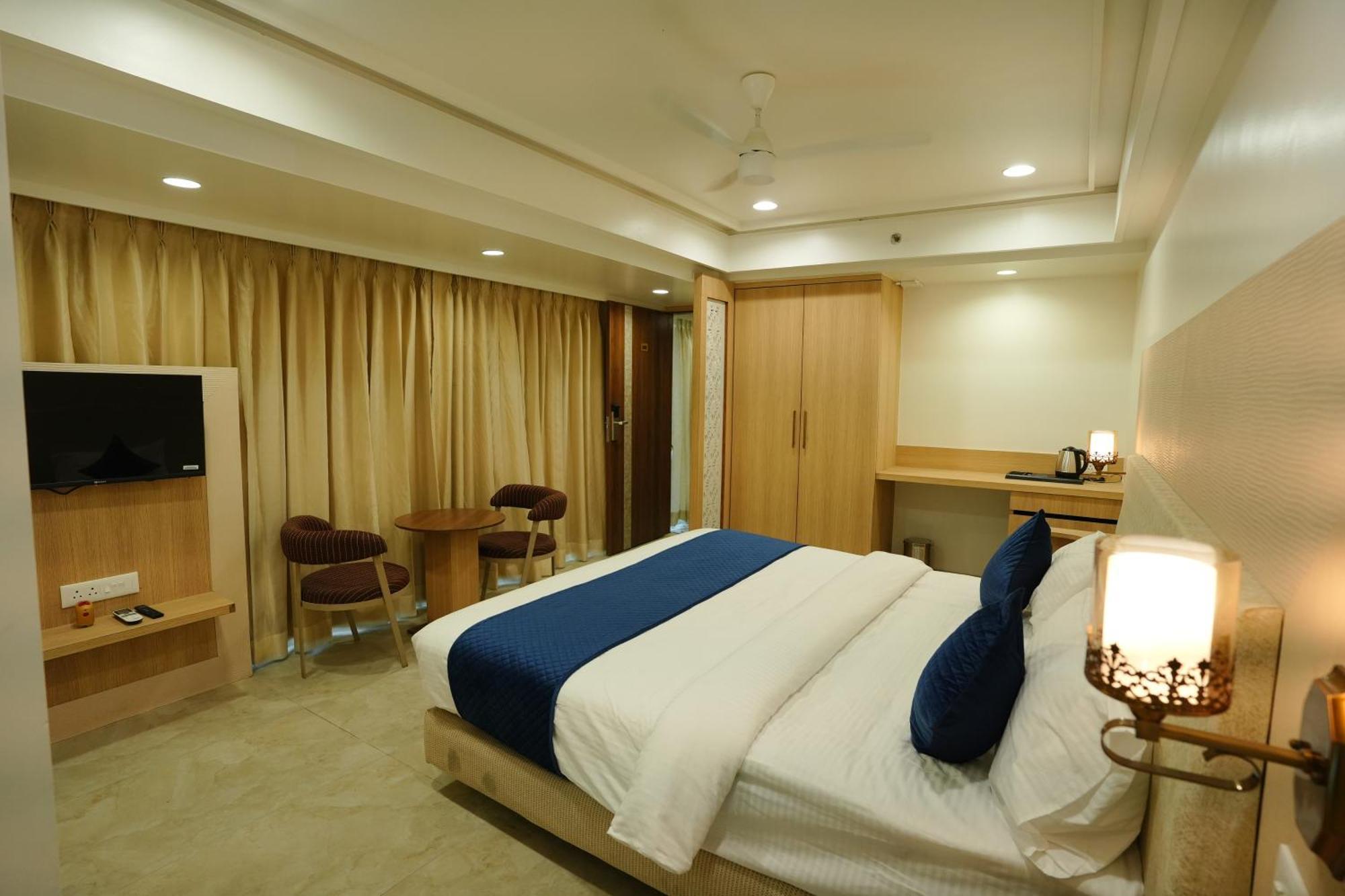 Hotel 6 Seasons, Koregoan Park, Пюн Екстериор снимка