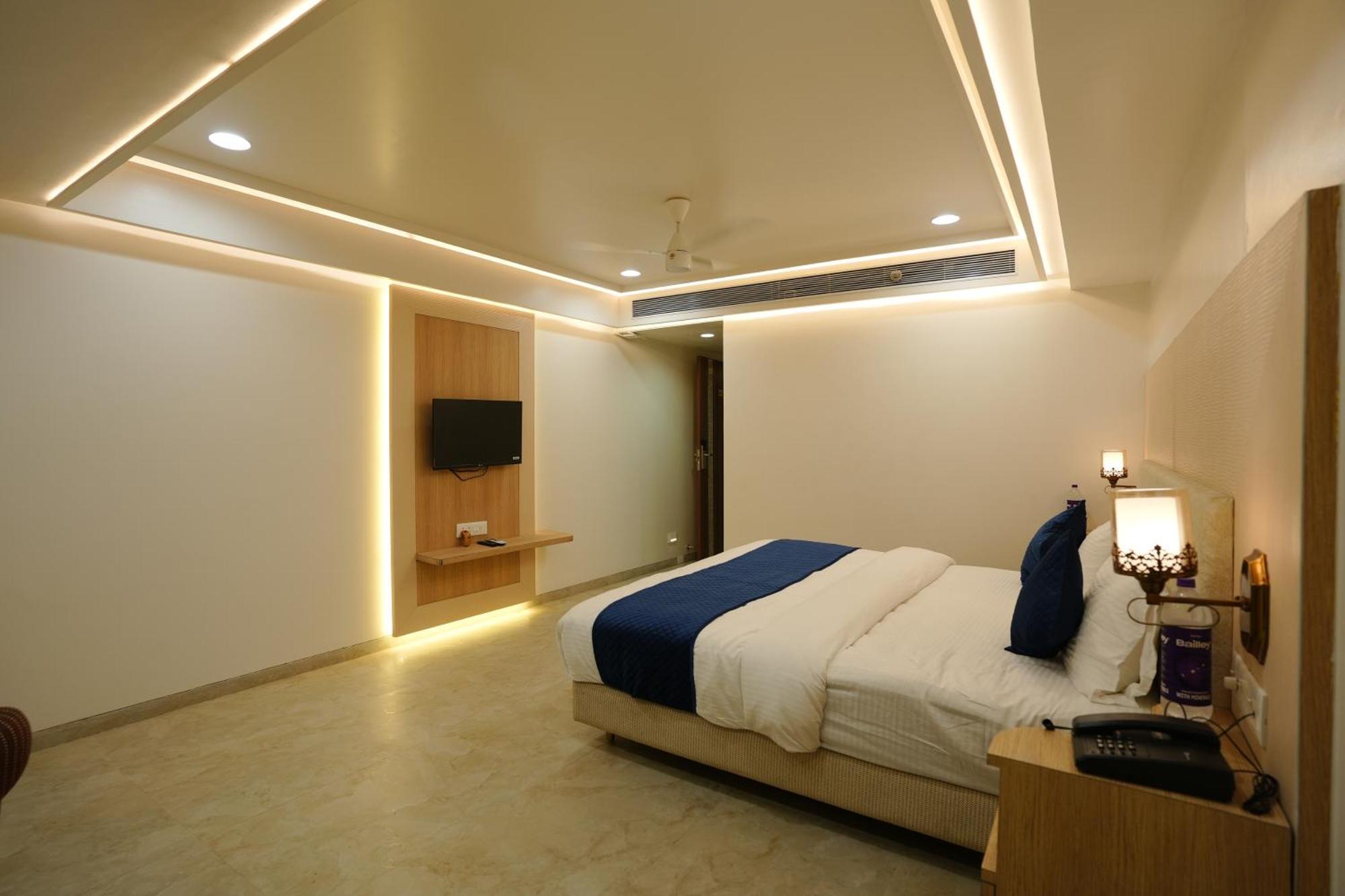 Hotel 6 Seasons, Koregoan Park, Пюн Екстериор снимка