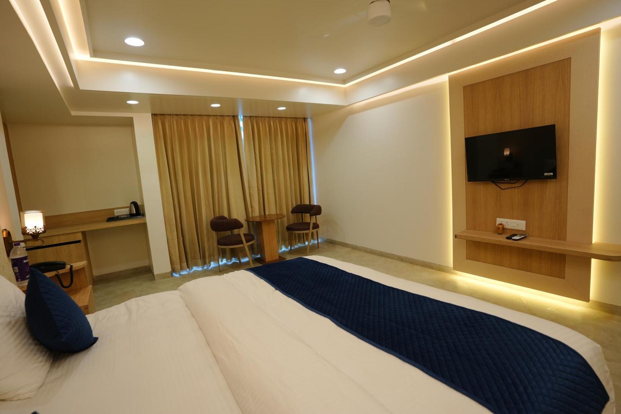 Hotel 6 Seasons, Koregoan Park, Пюн Екстериор снимка