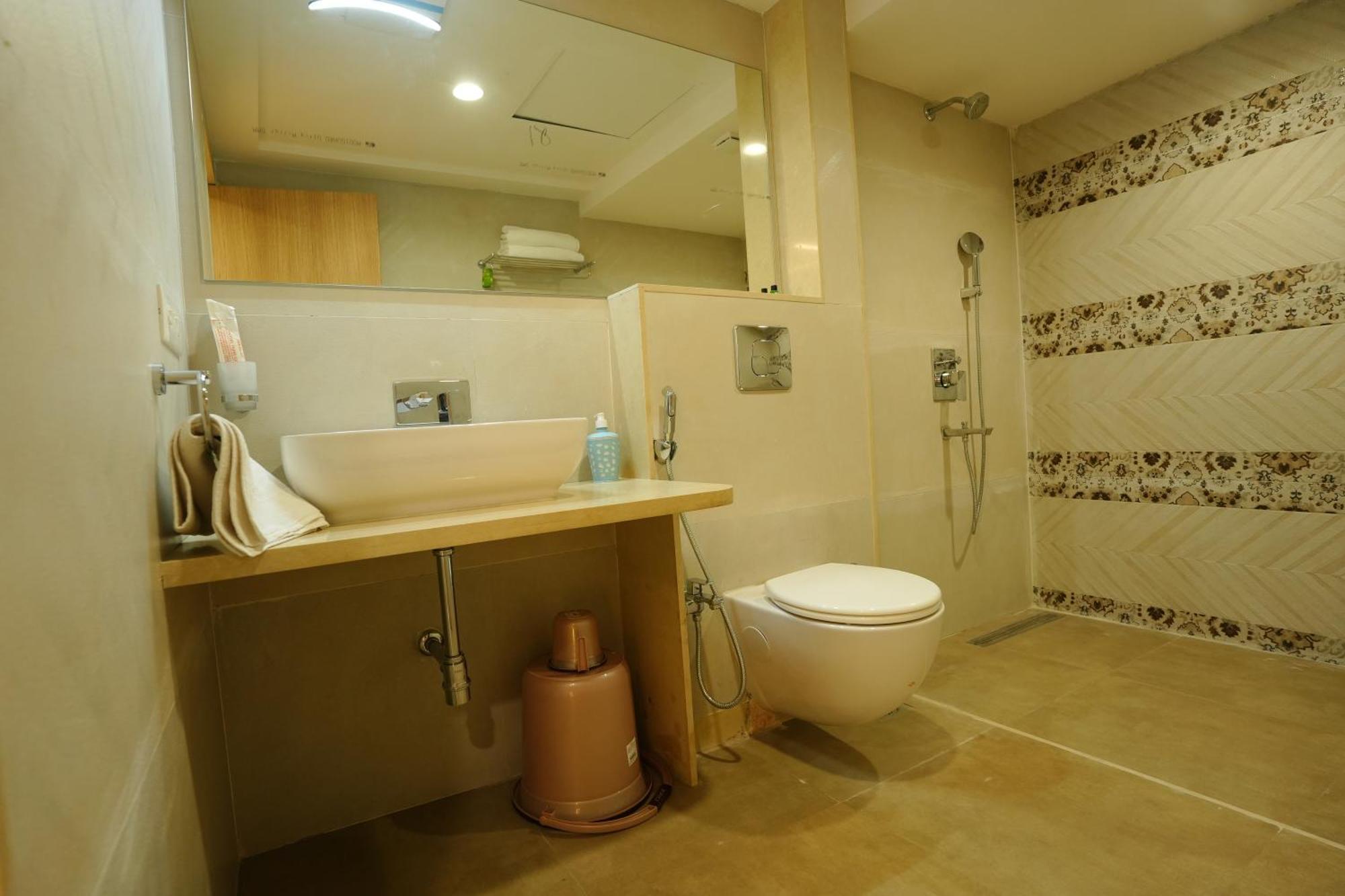 Hotel 6 Seasons, Koregoan Park, Пюн Екстериор снимка