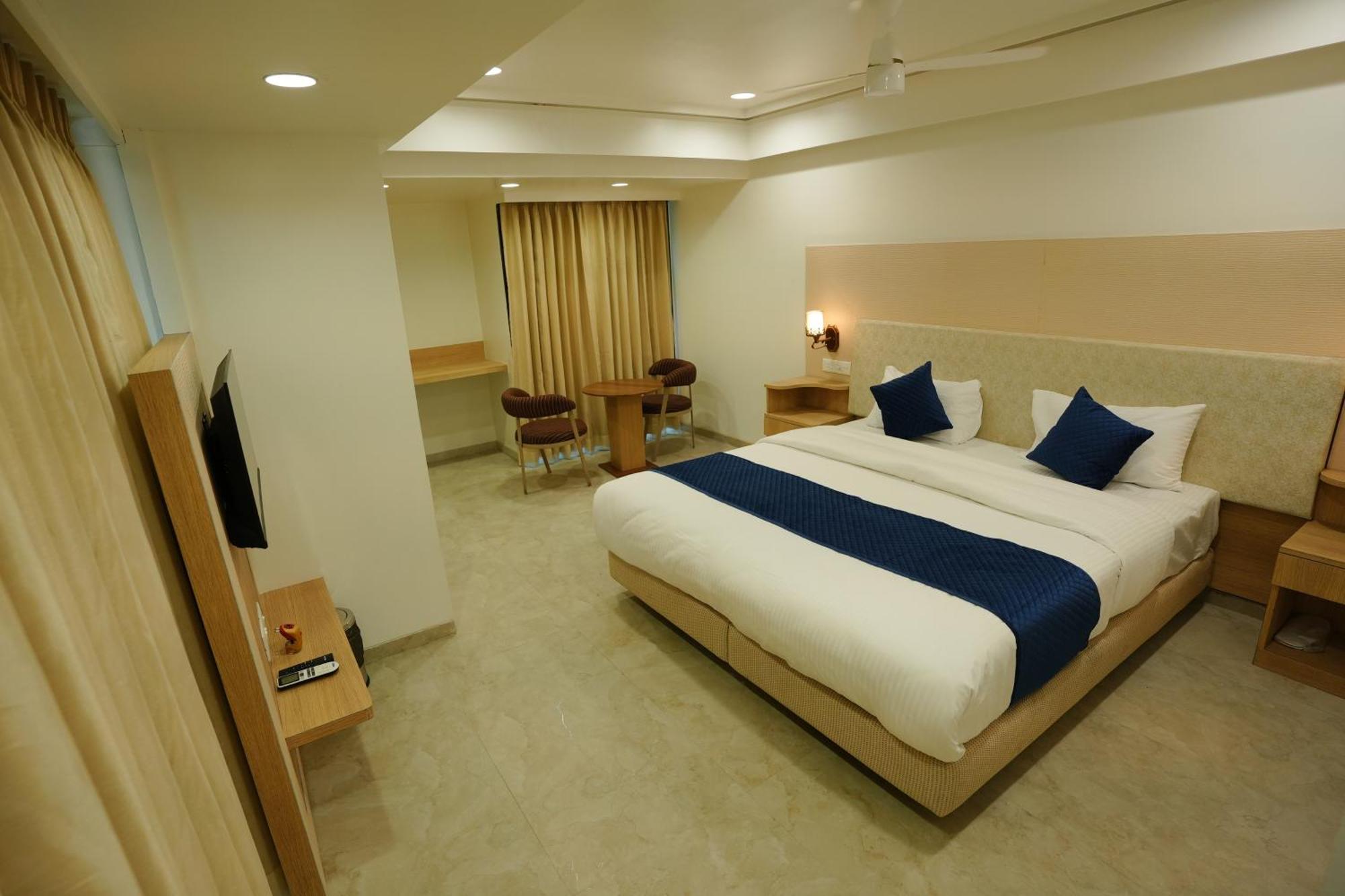 Hotel 6 Seasons, Koregoan Park, Пюн Екстериор снимка