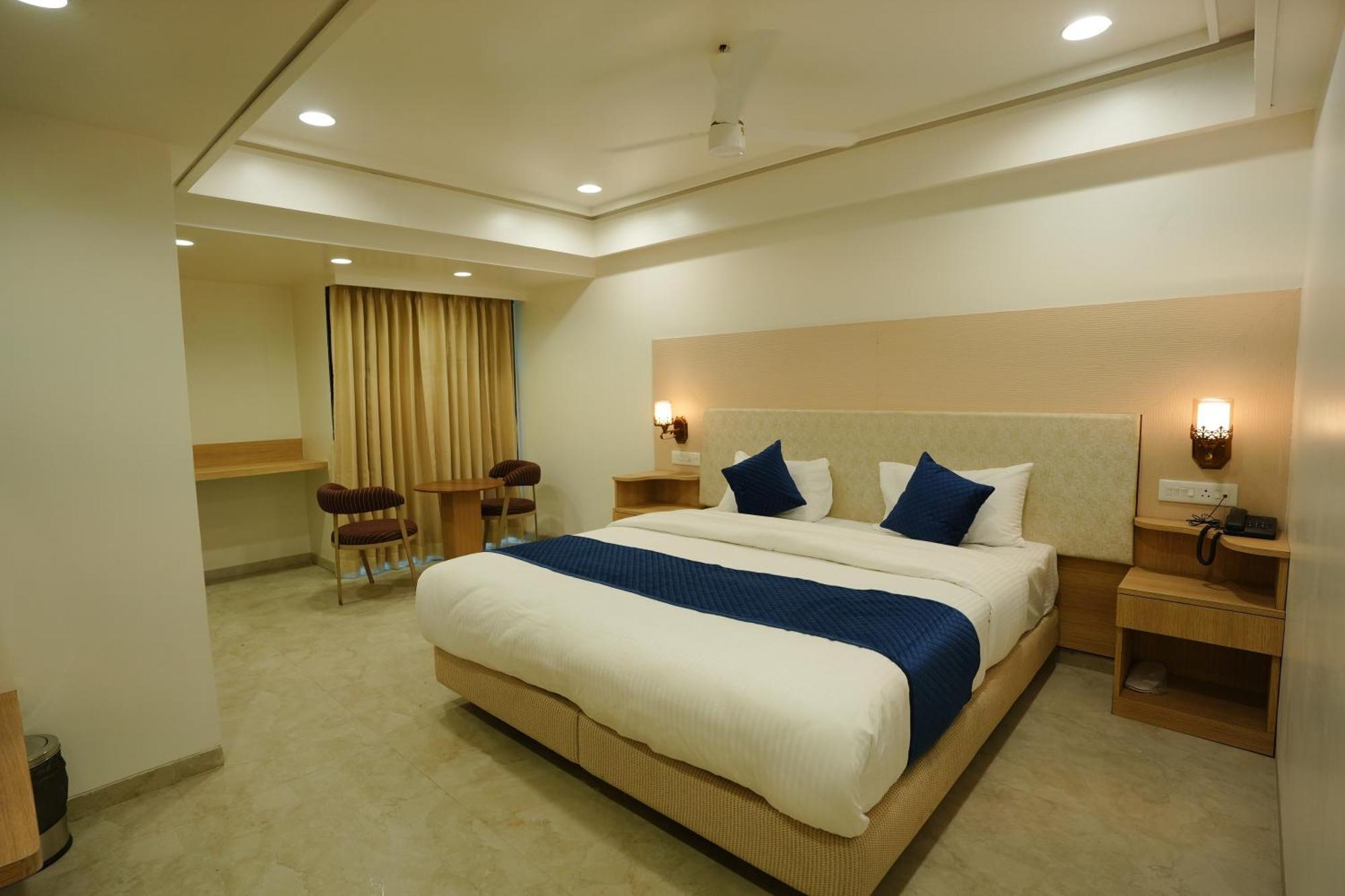 Hotel 6 Seasons, Koregoan Park, Пюн Екстериор снимка