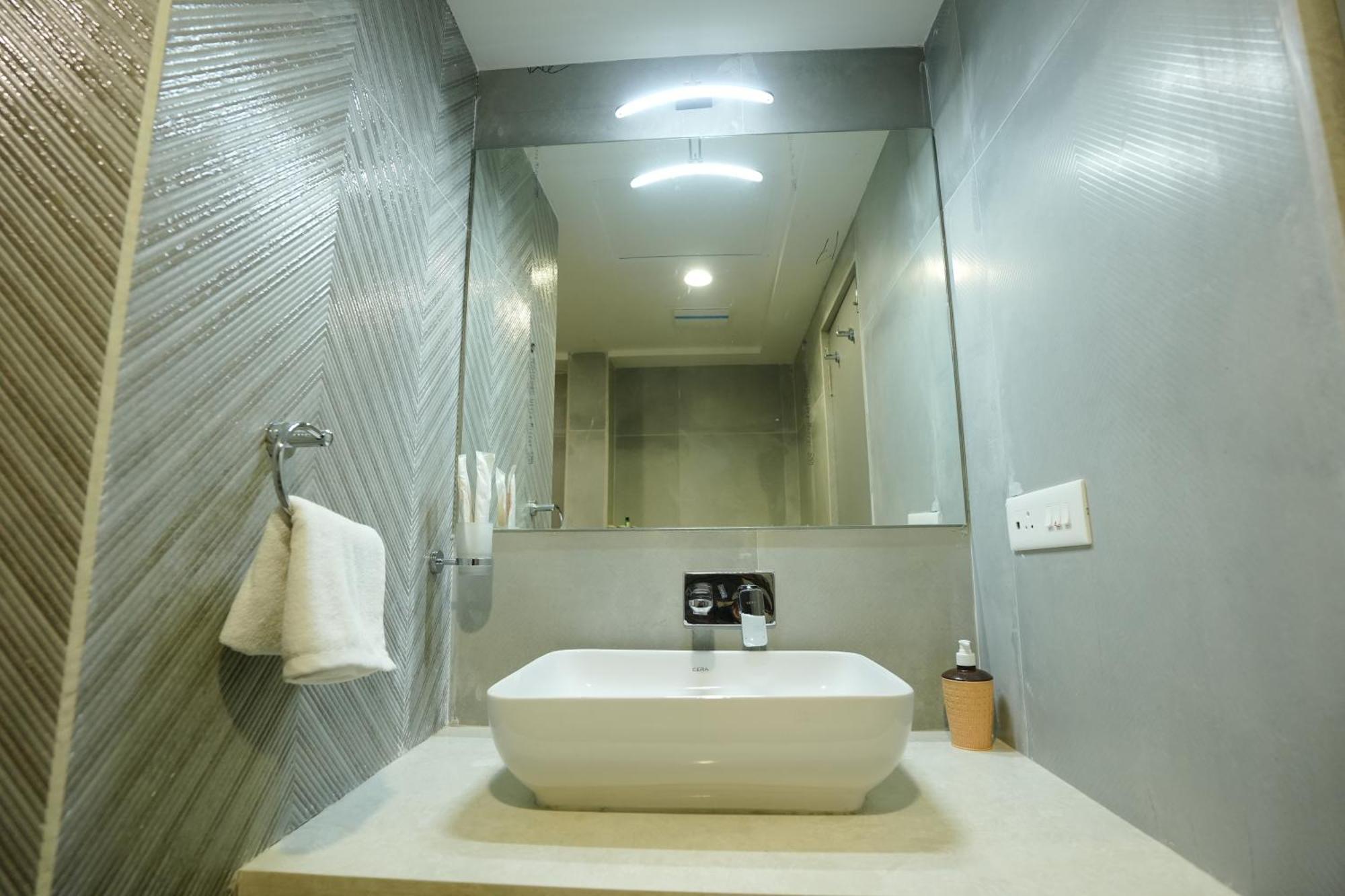 Hotel 6 Seasons, Koregoan Park, Пюн Екстериор снимка