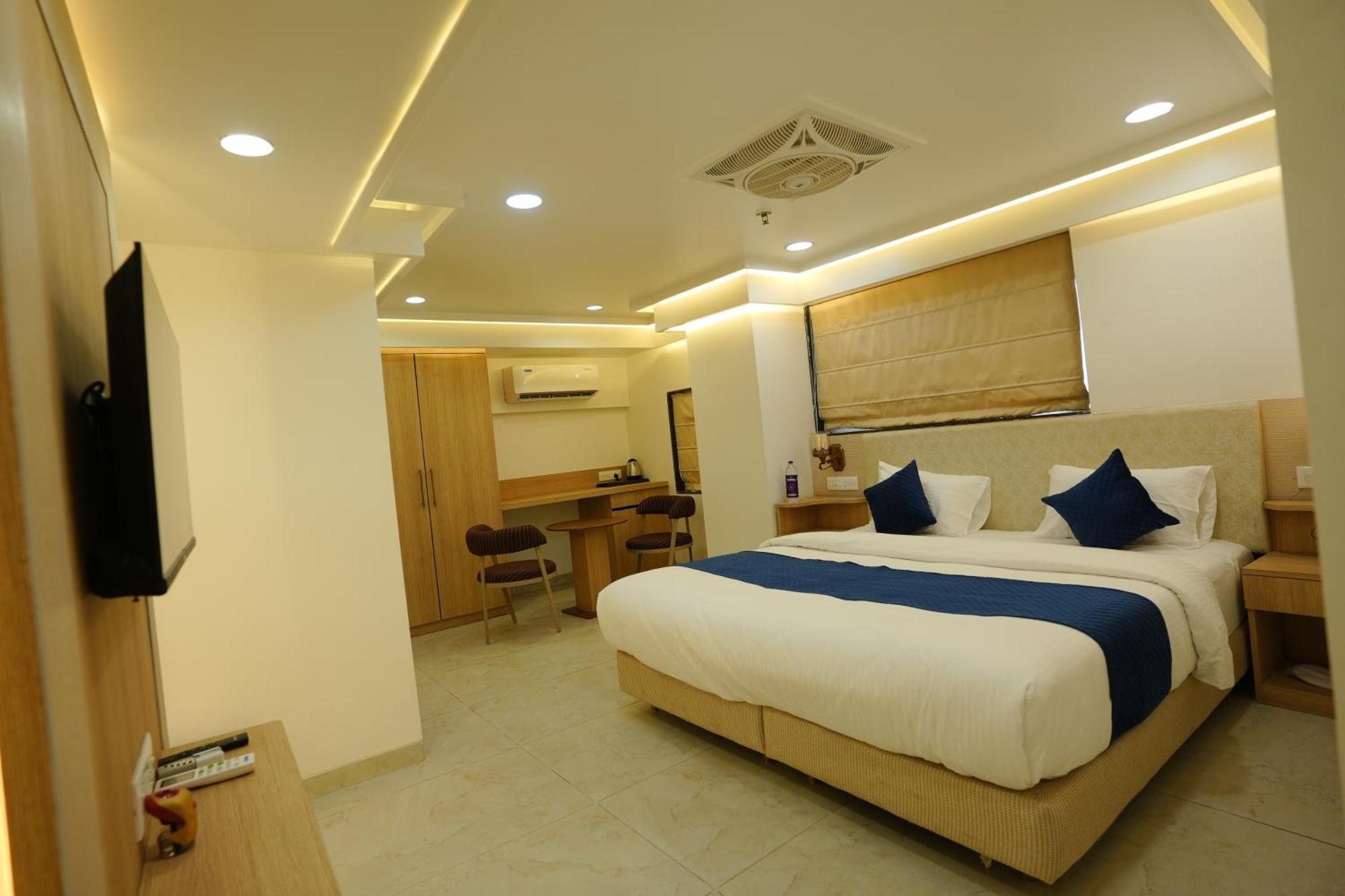 Hotel 6 Seasons, Koregoan Park, Пюн Екстериор снимка