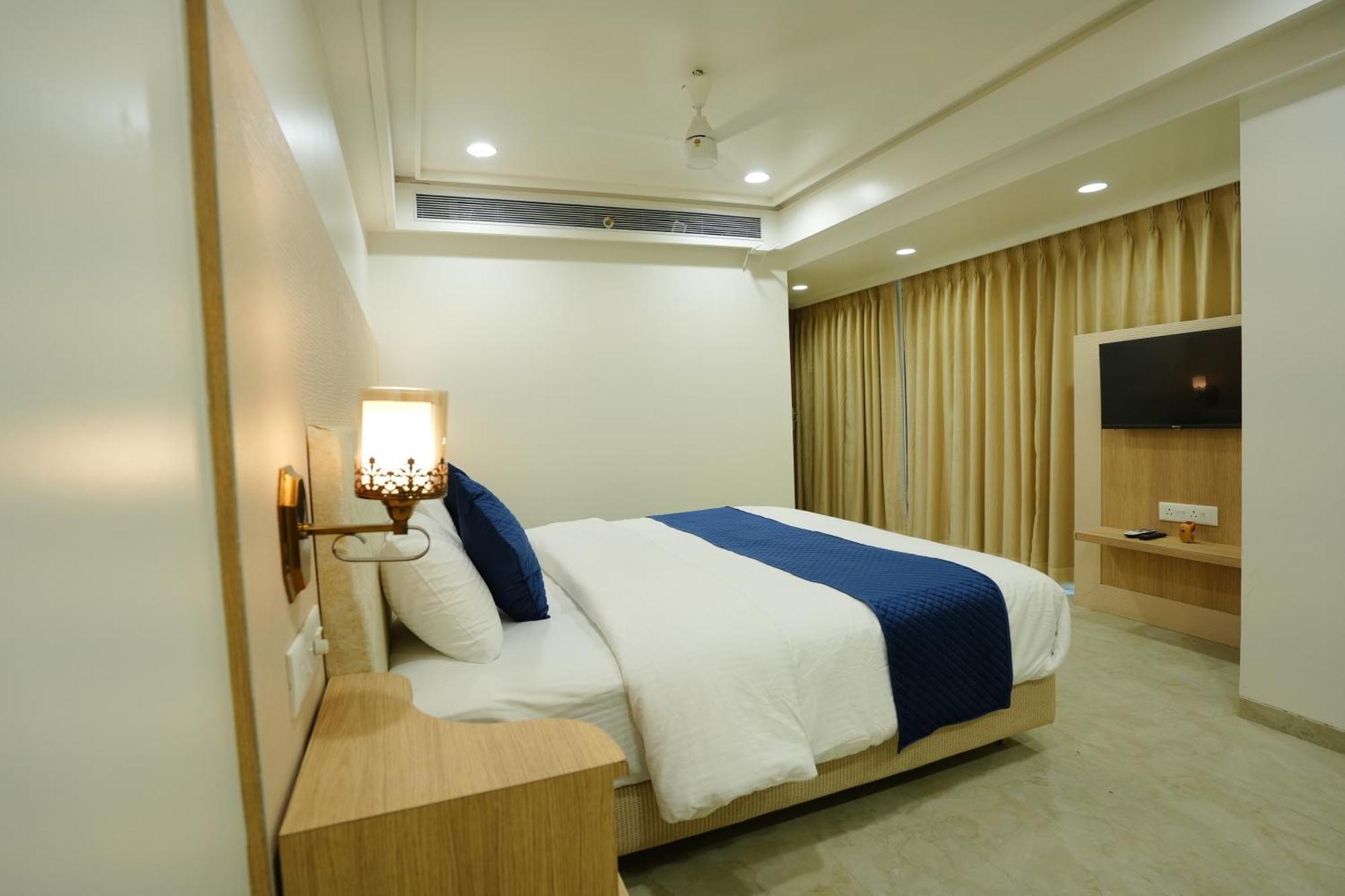 Hotel 6 Seasons, Koregoan Park, Пюн Екстериор снимка